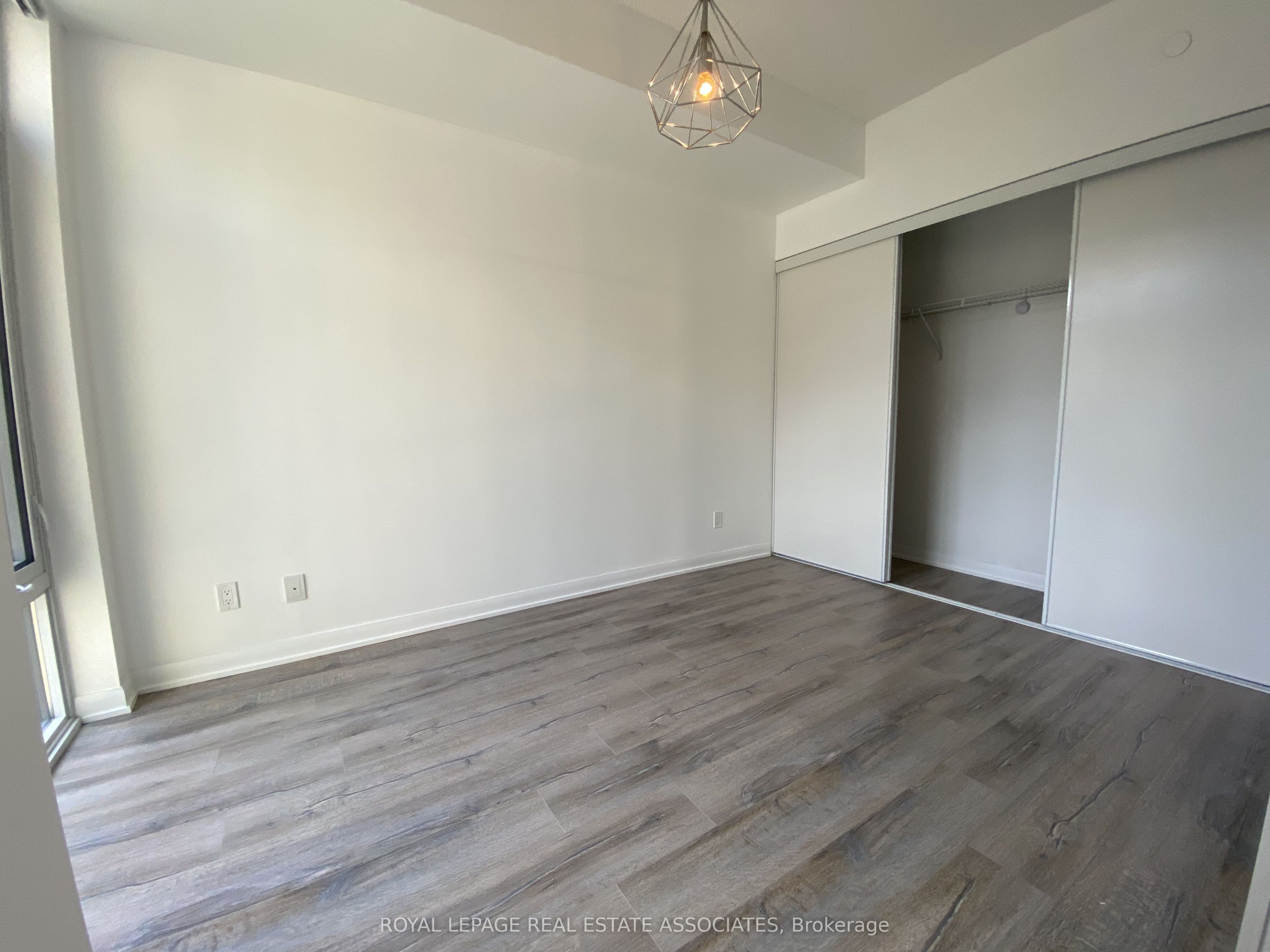 435 Richmond Street W 405 Property Photo 4