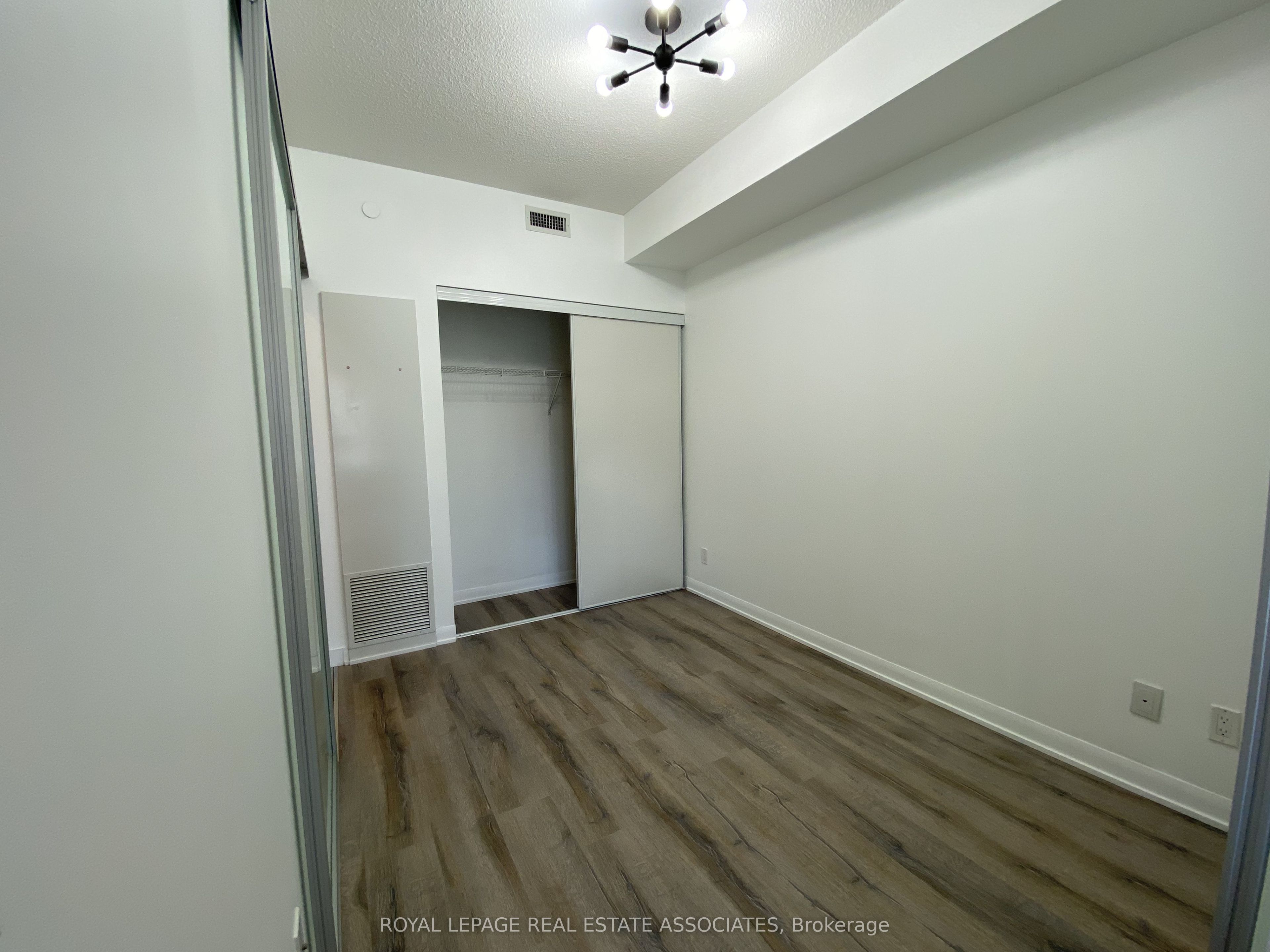 435 Richmond Street W 405 Property Photo 6