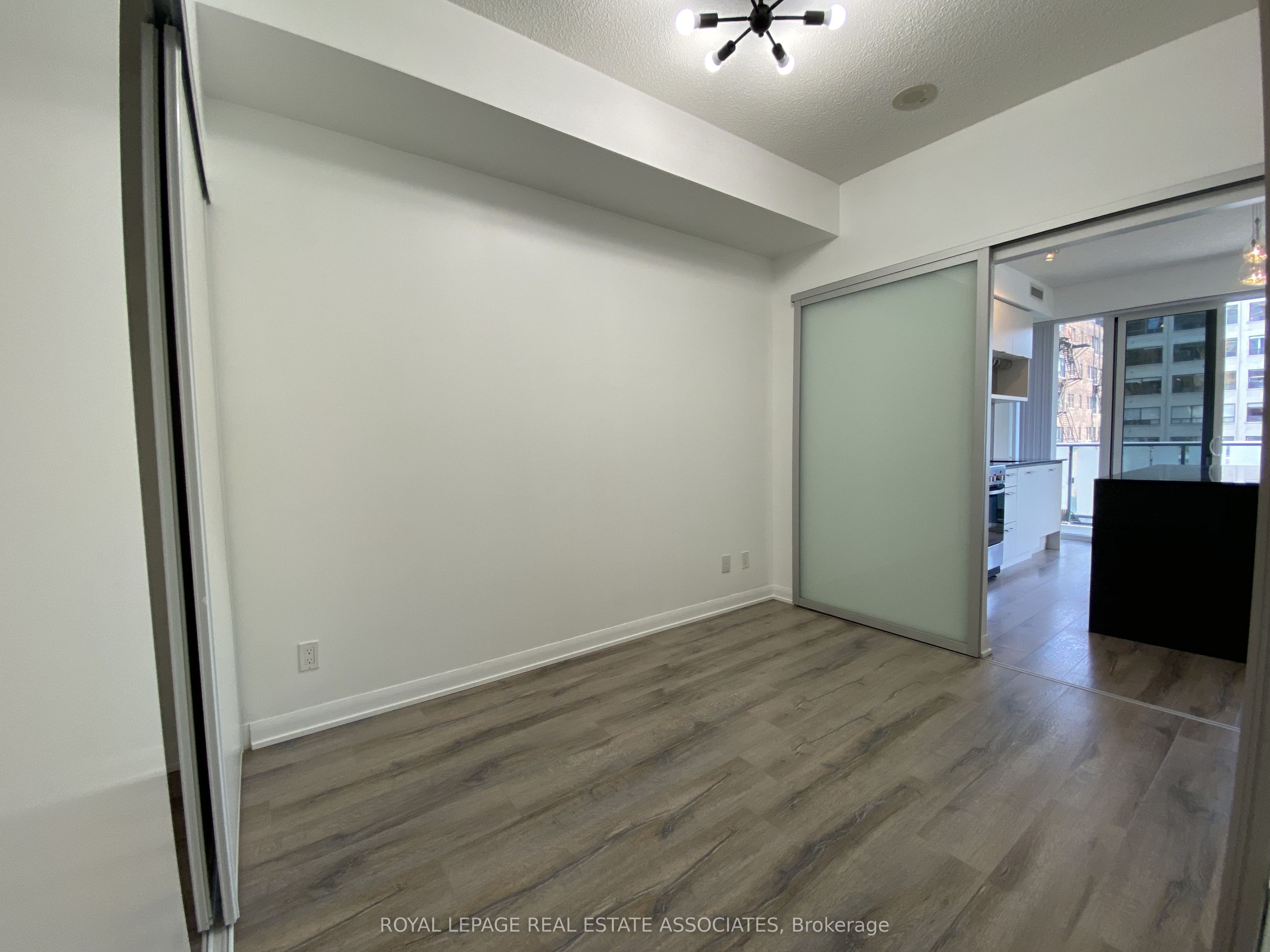 435 Richmond Street W 405 Property Photo 7