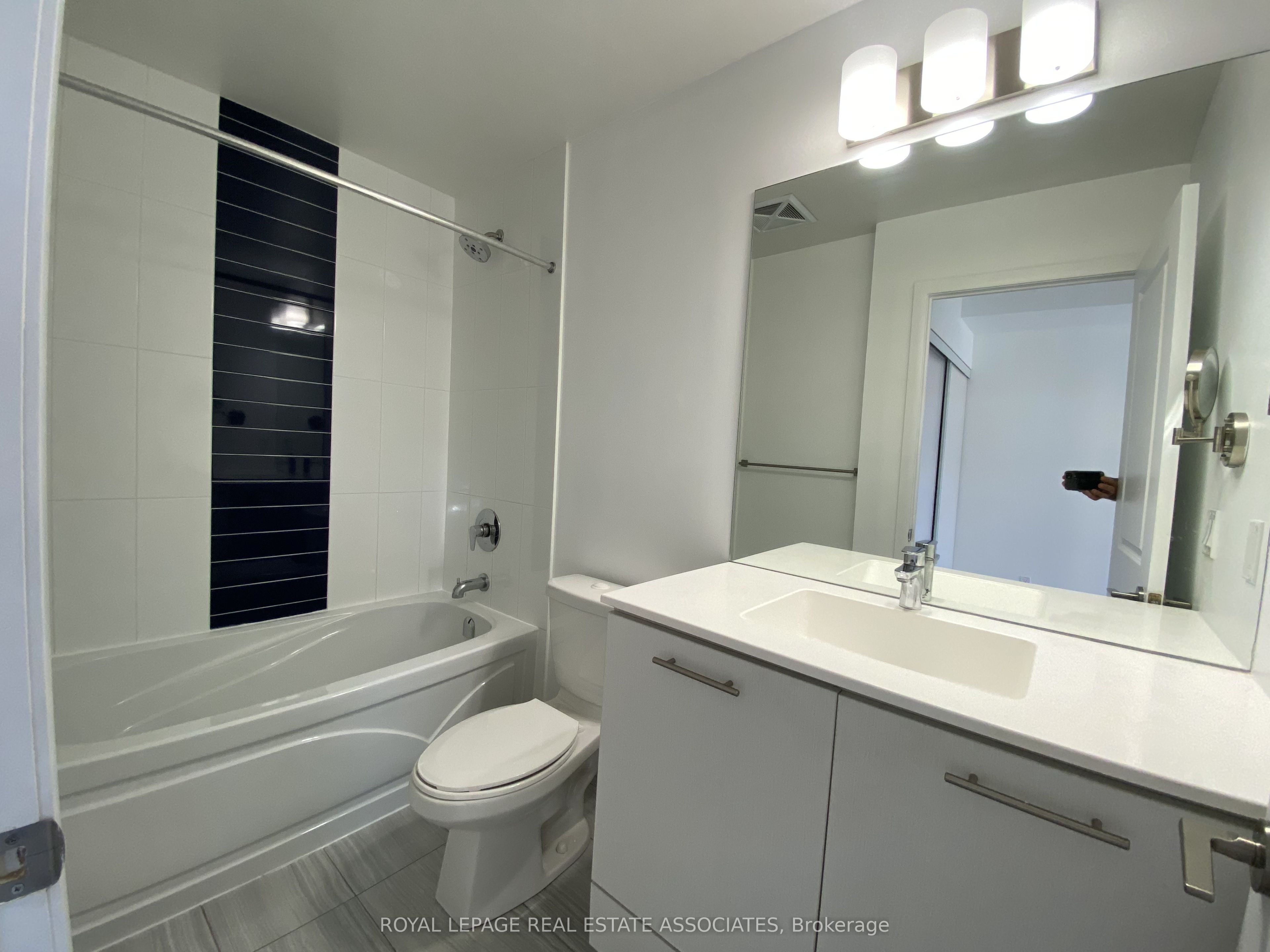 435 Richmond Street W 405 Property Photo 8