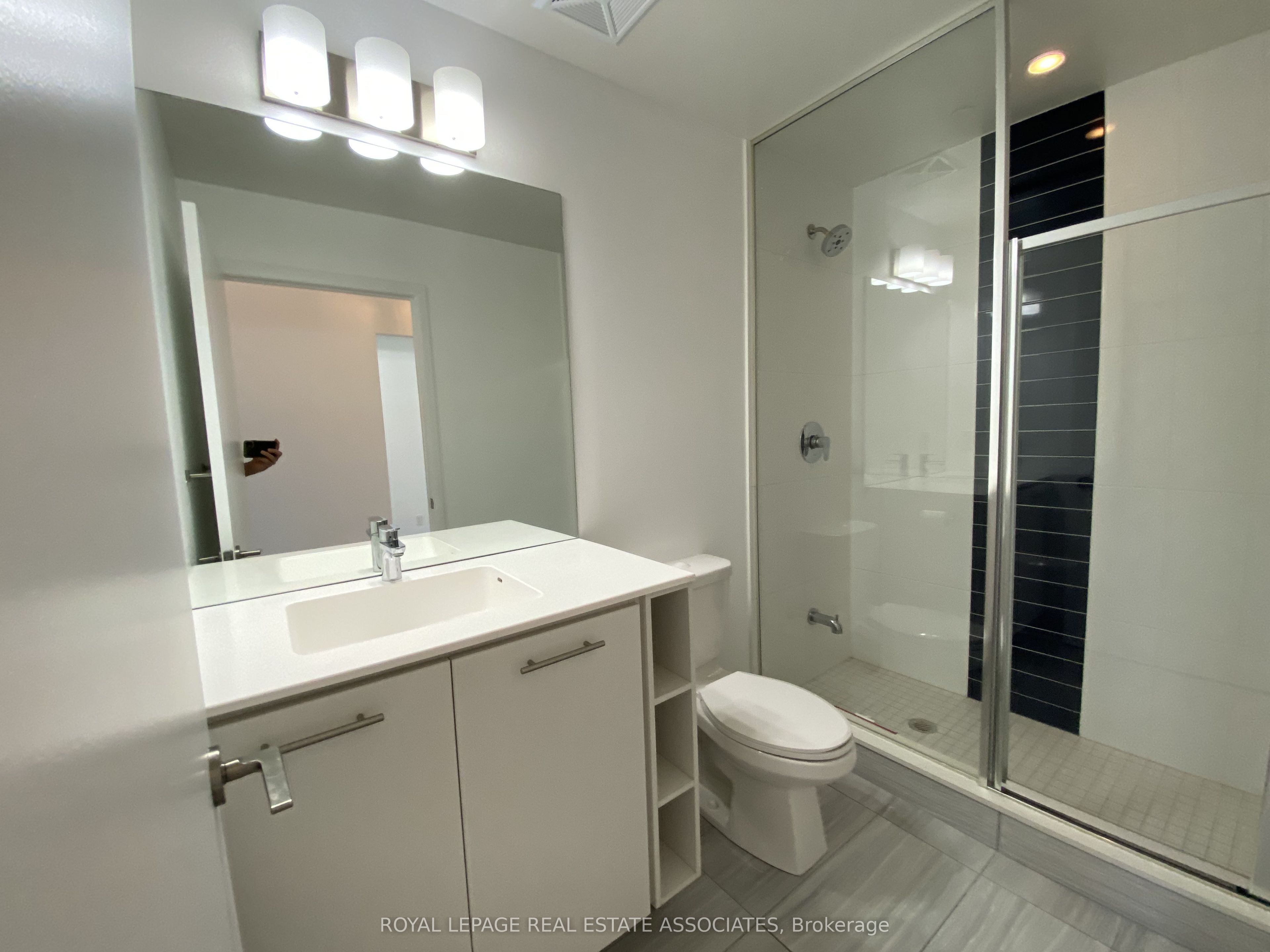 435 Richmond Street W 405 Property Photo 9