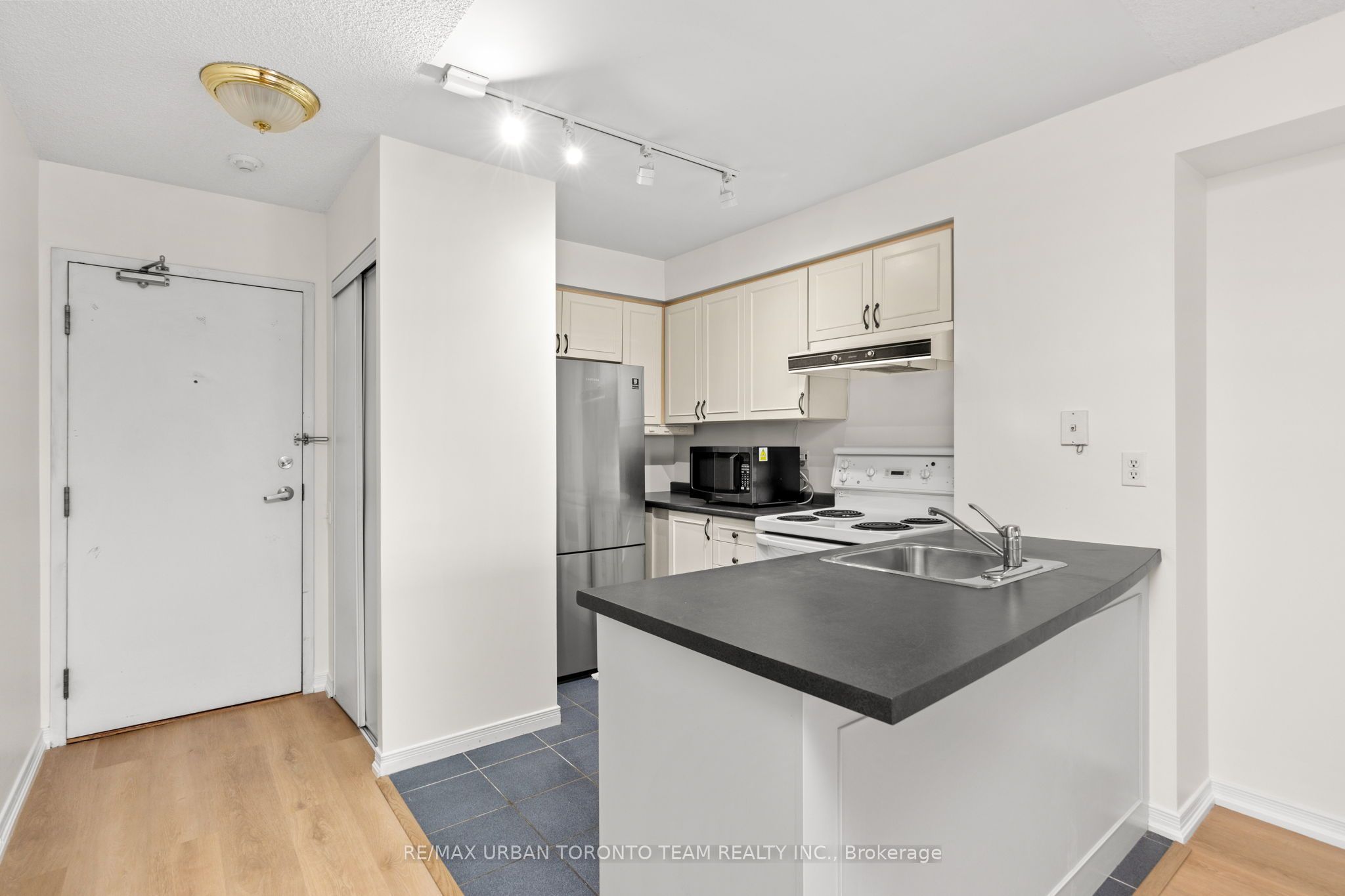 140 Bathurst Street #505 Property Photo 8