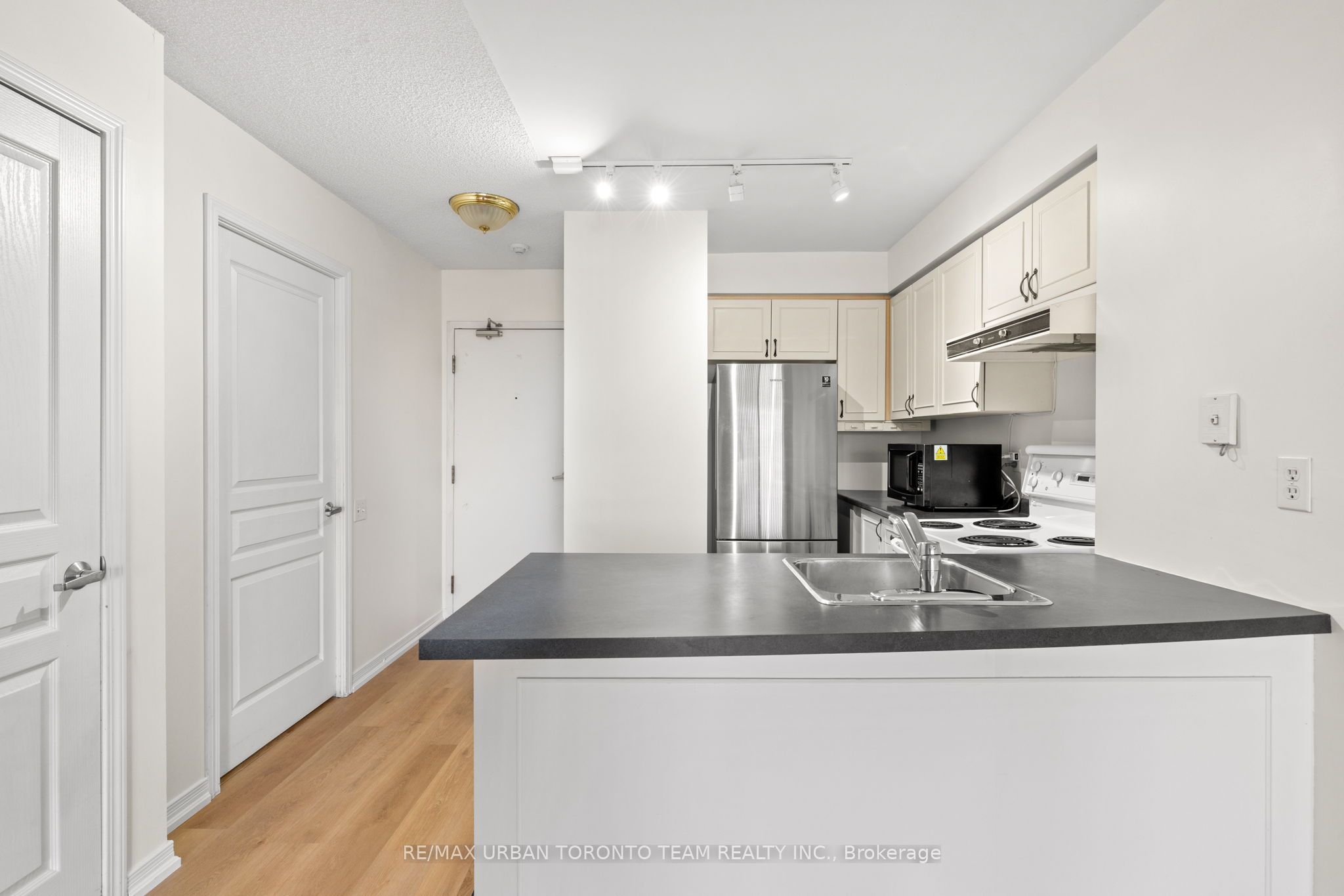 140 Bathurst Street #505 Property Photo 9