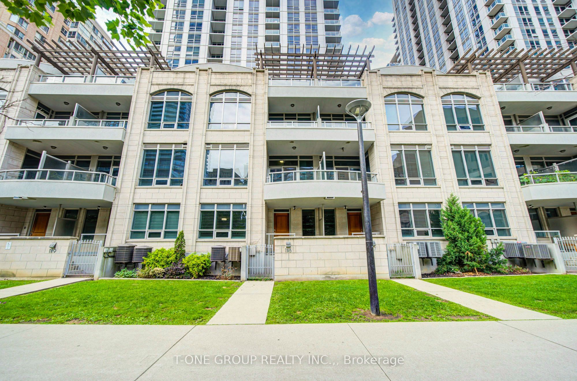 761 Bay Street Th 8 Property Photo 2