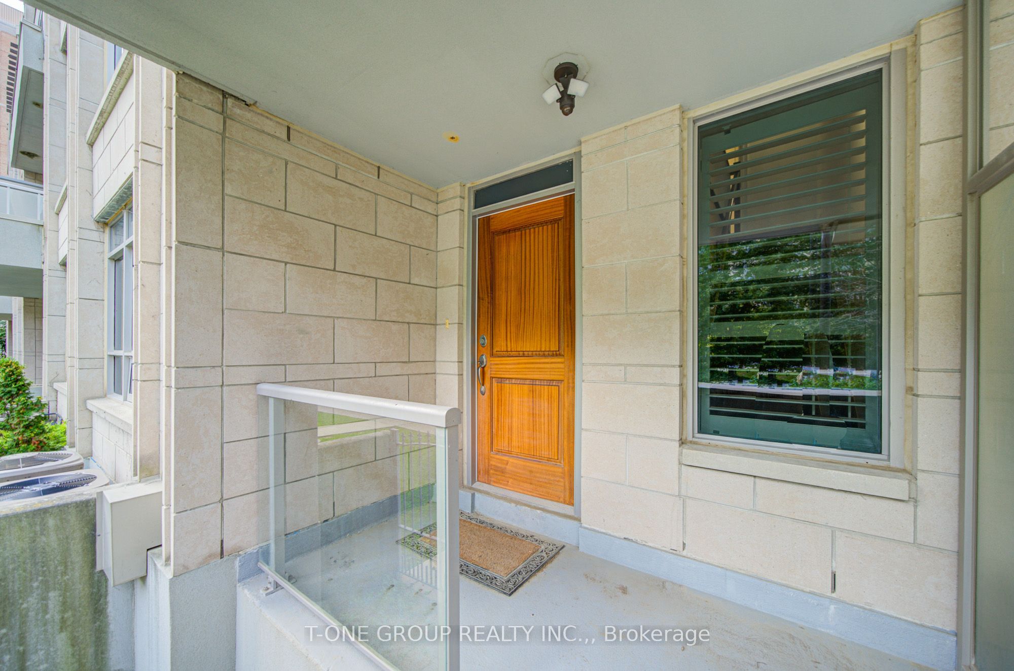 761 Bay Street Th 8 Property Photo 4
