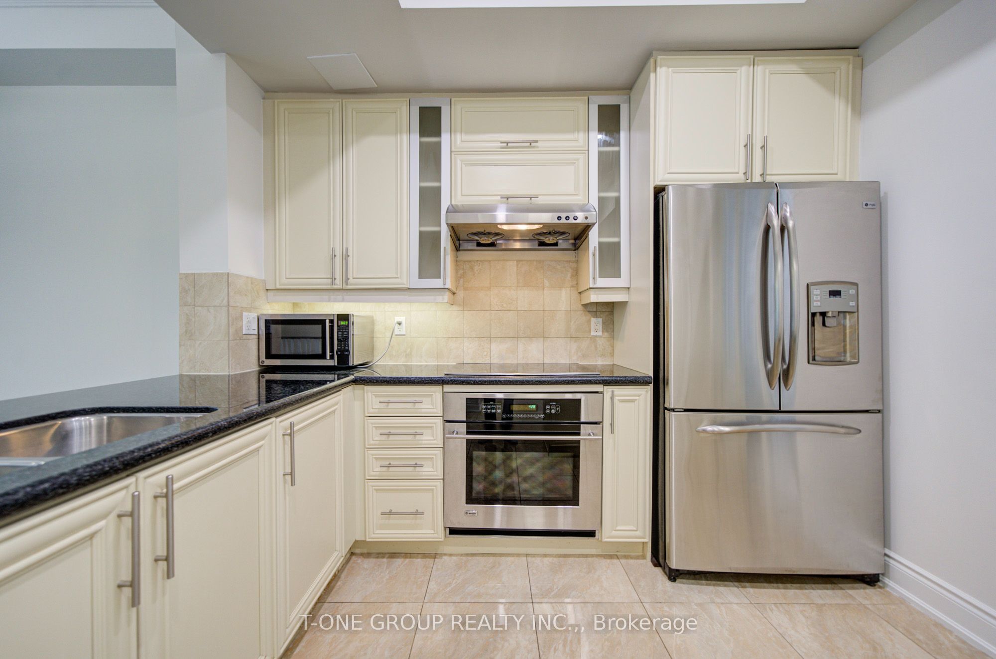 761 Bay Street Th 8 Property Photo 19