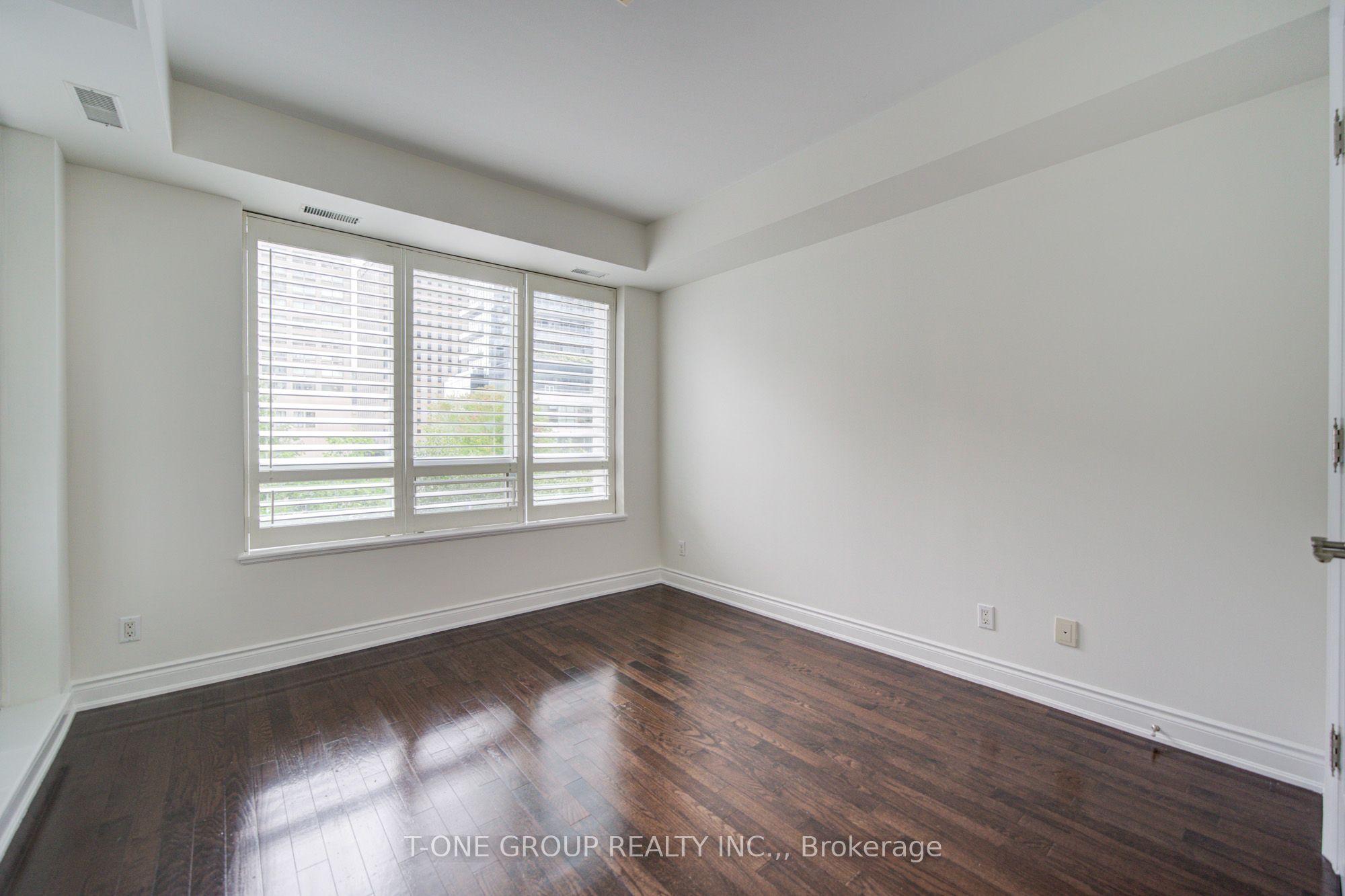 761 Bay Street Th 8 Property Photo 24