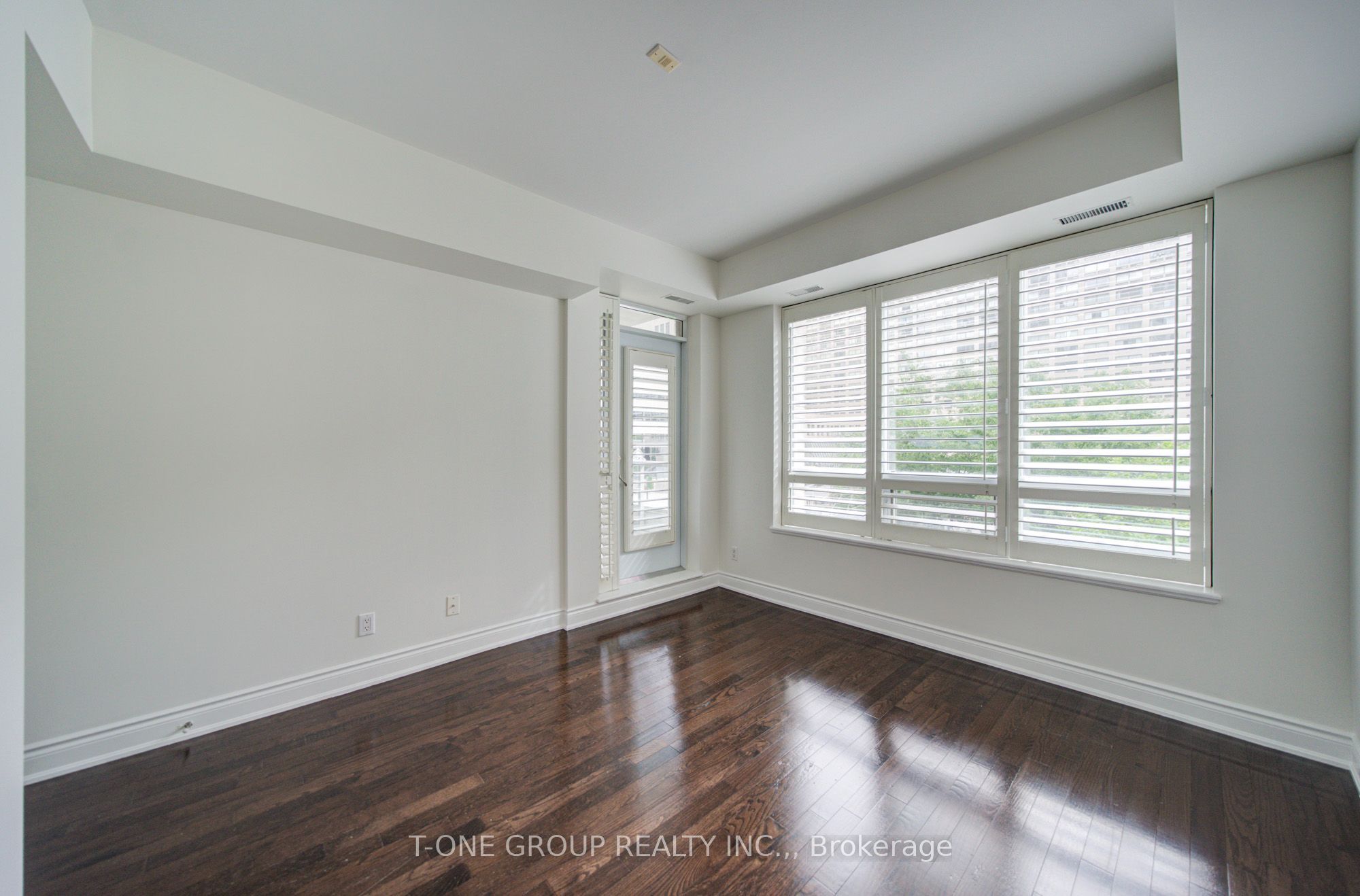 761 Bay Street Th 8 Property Photo 27