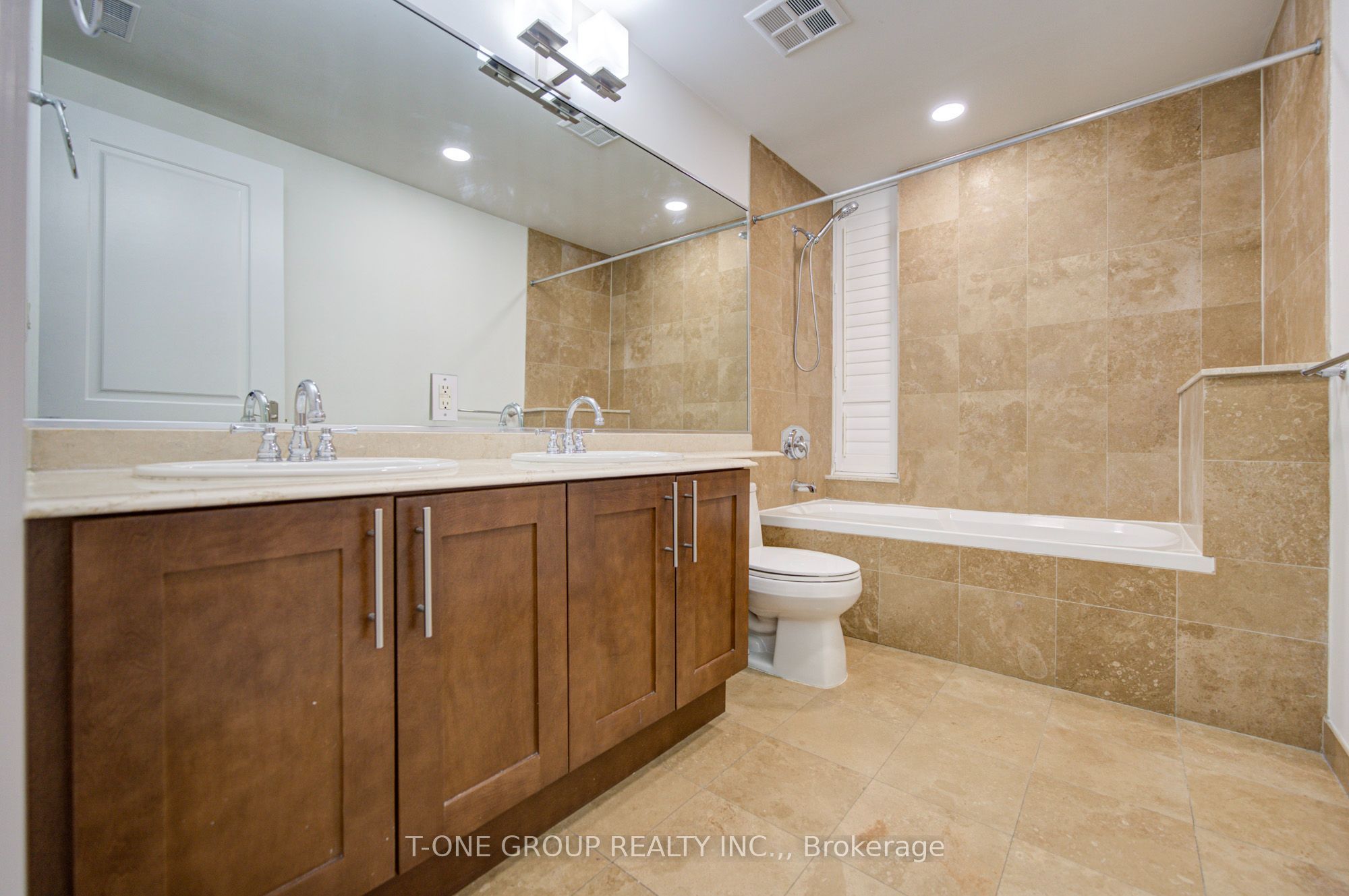 761 Bay Street Th 8 Property Photo 28
