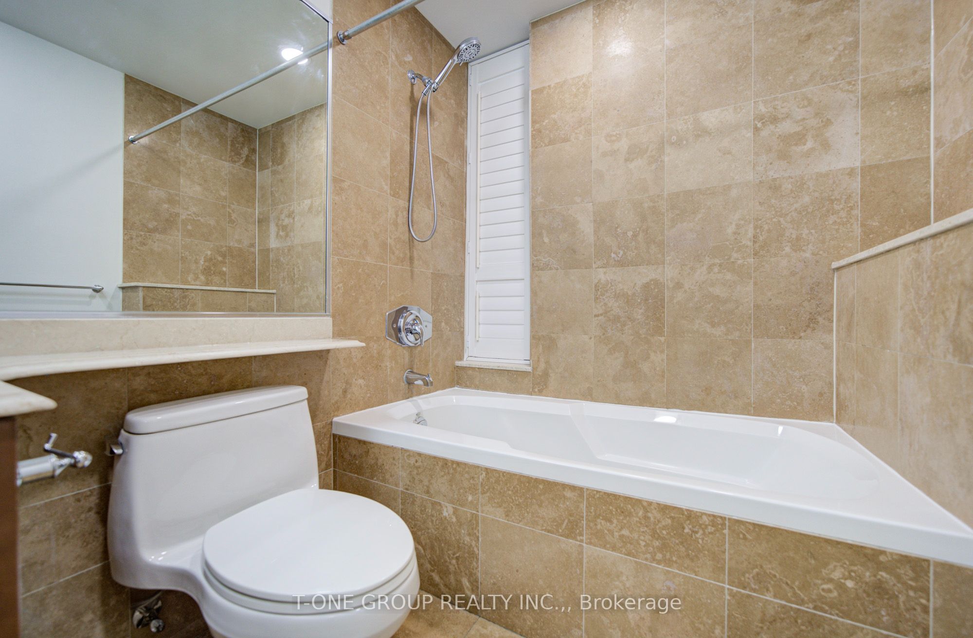 761 Bay Street Th 8 Property Photo 29