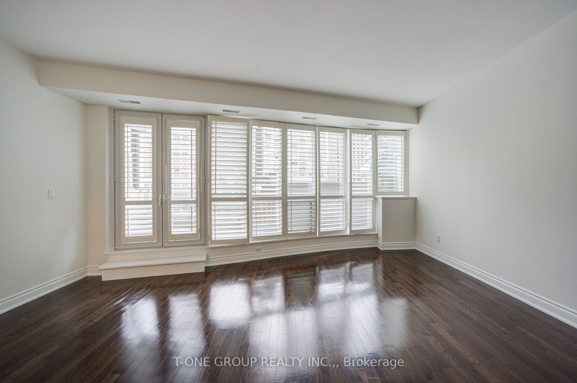 761 Bay Street Th 8 Property Photo 33