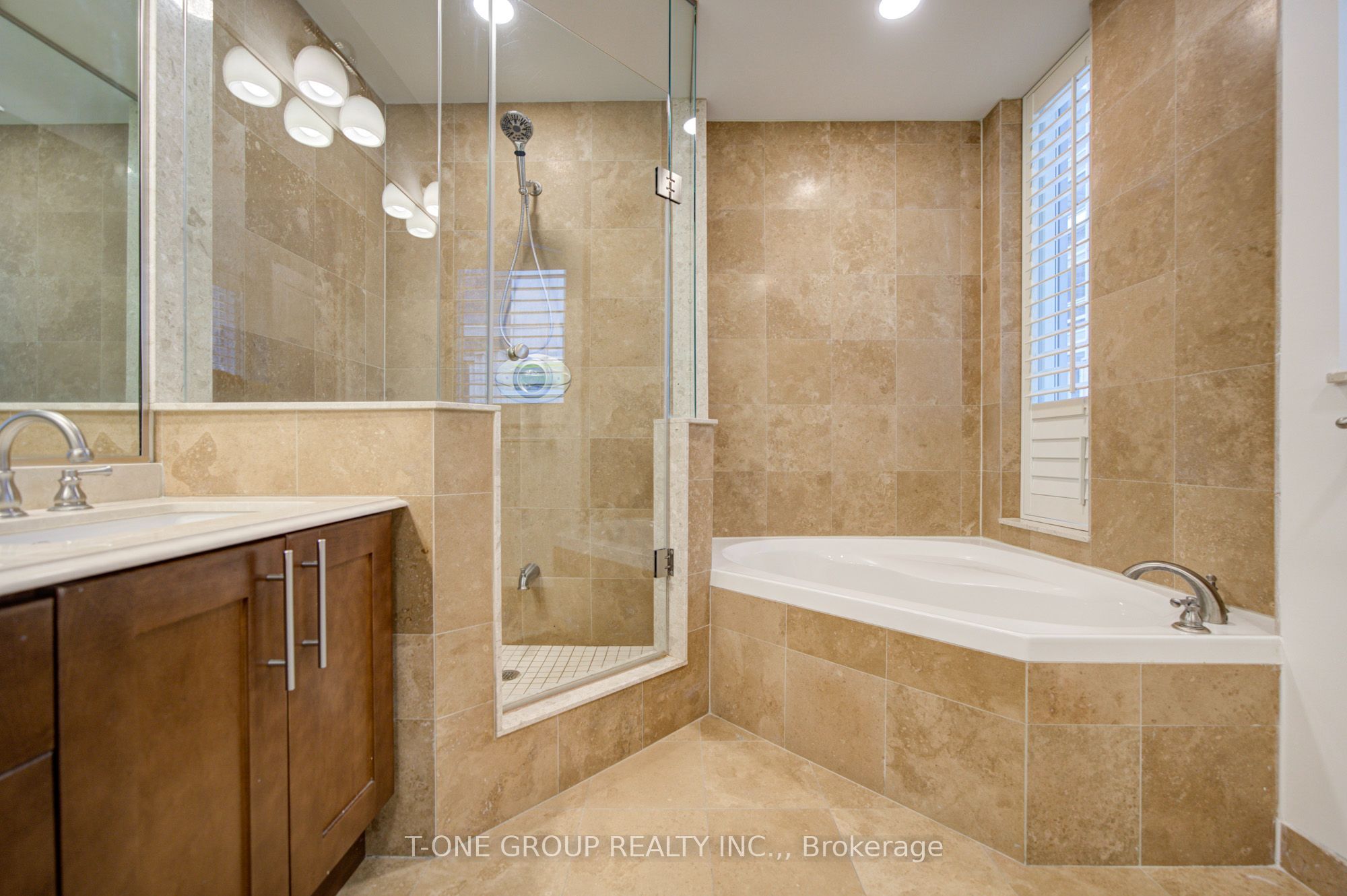 761 Bay Street Th 8 Property Photo 40