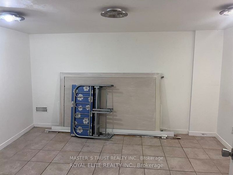 89 Finch Avenue E Property Photo 13