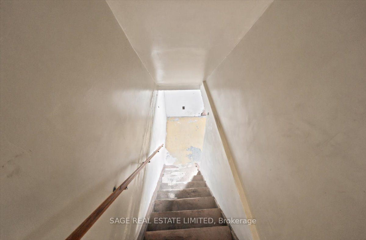 12 Khedive Avenue Property Photo 23