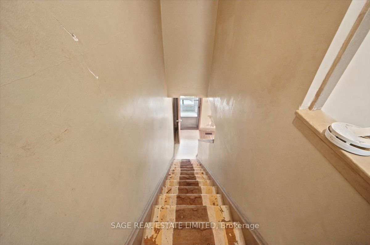 12 Khedive Avenue Property Photo 27
