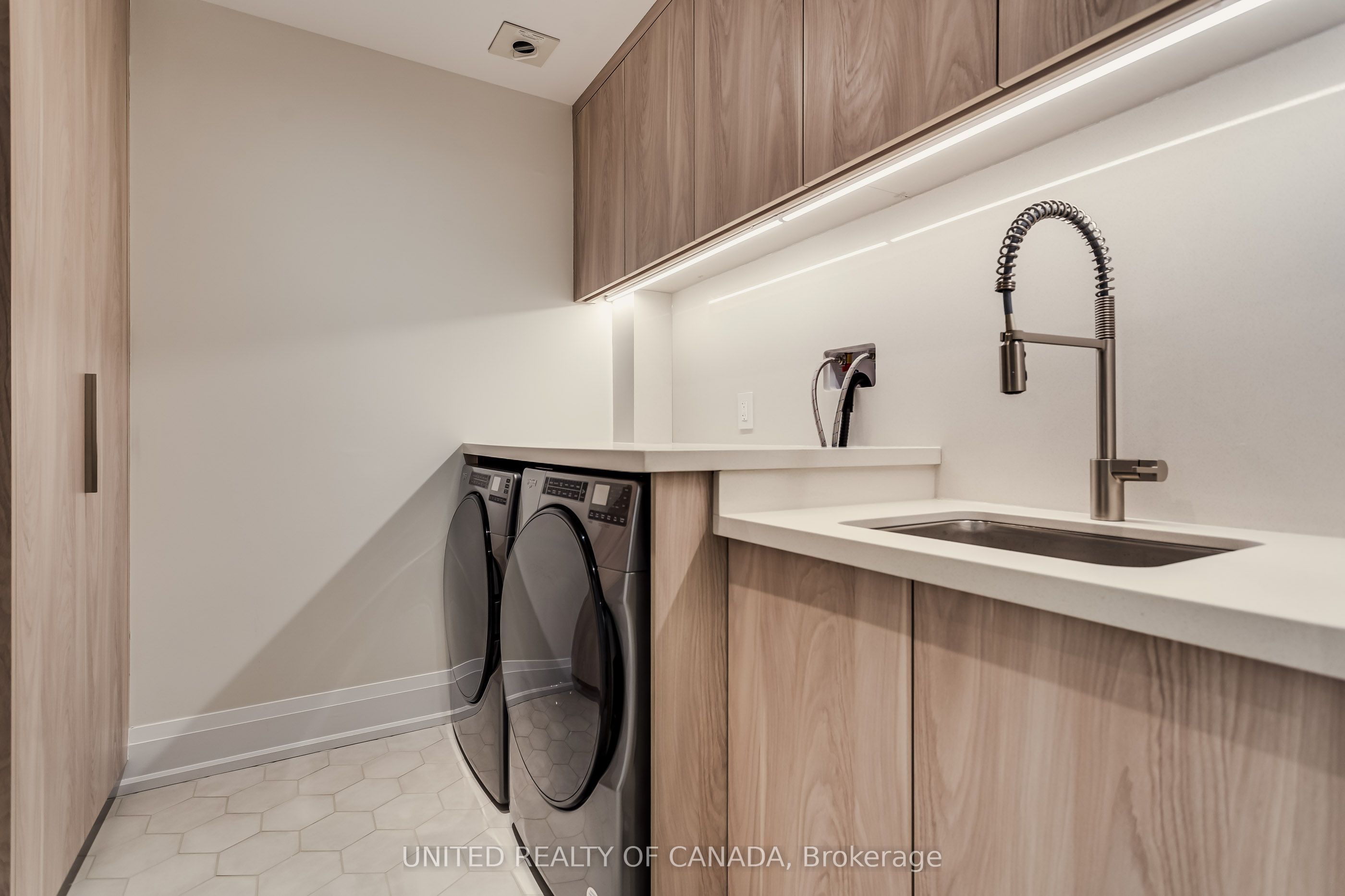 1177 Avenue Road Property Photo 11