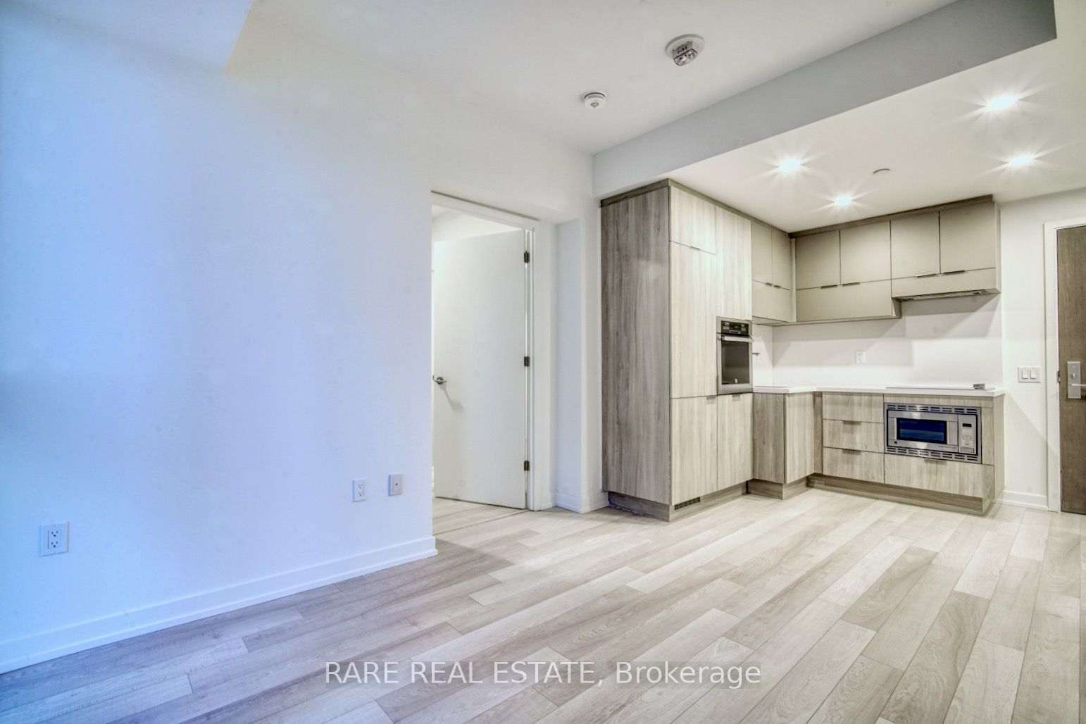 39 Roehampton Avenue 1806 Property Photo 4