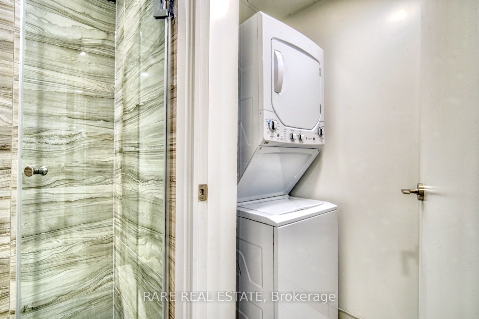 39 Roehampton Avenue 1806 Property Photo 9