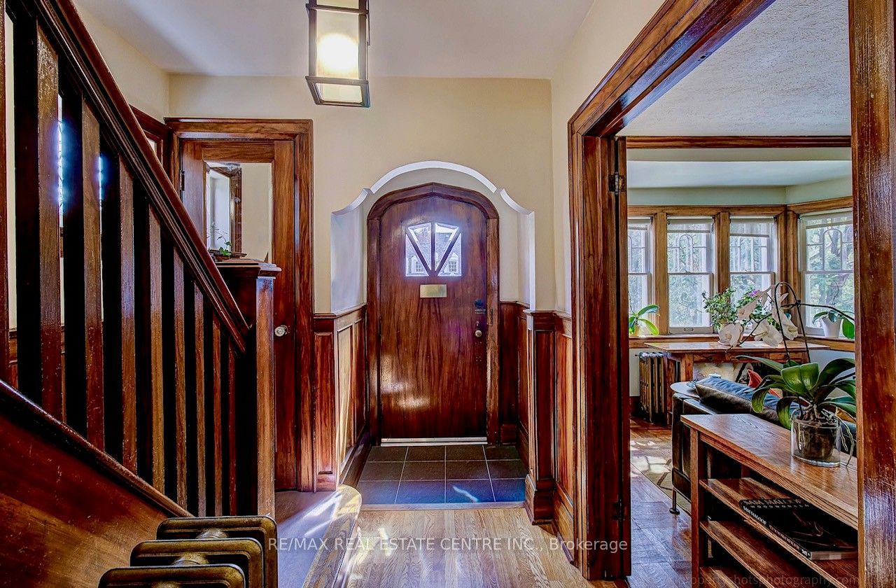 194 Lawrence Avenue E Property Photo 7