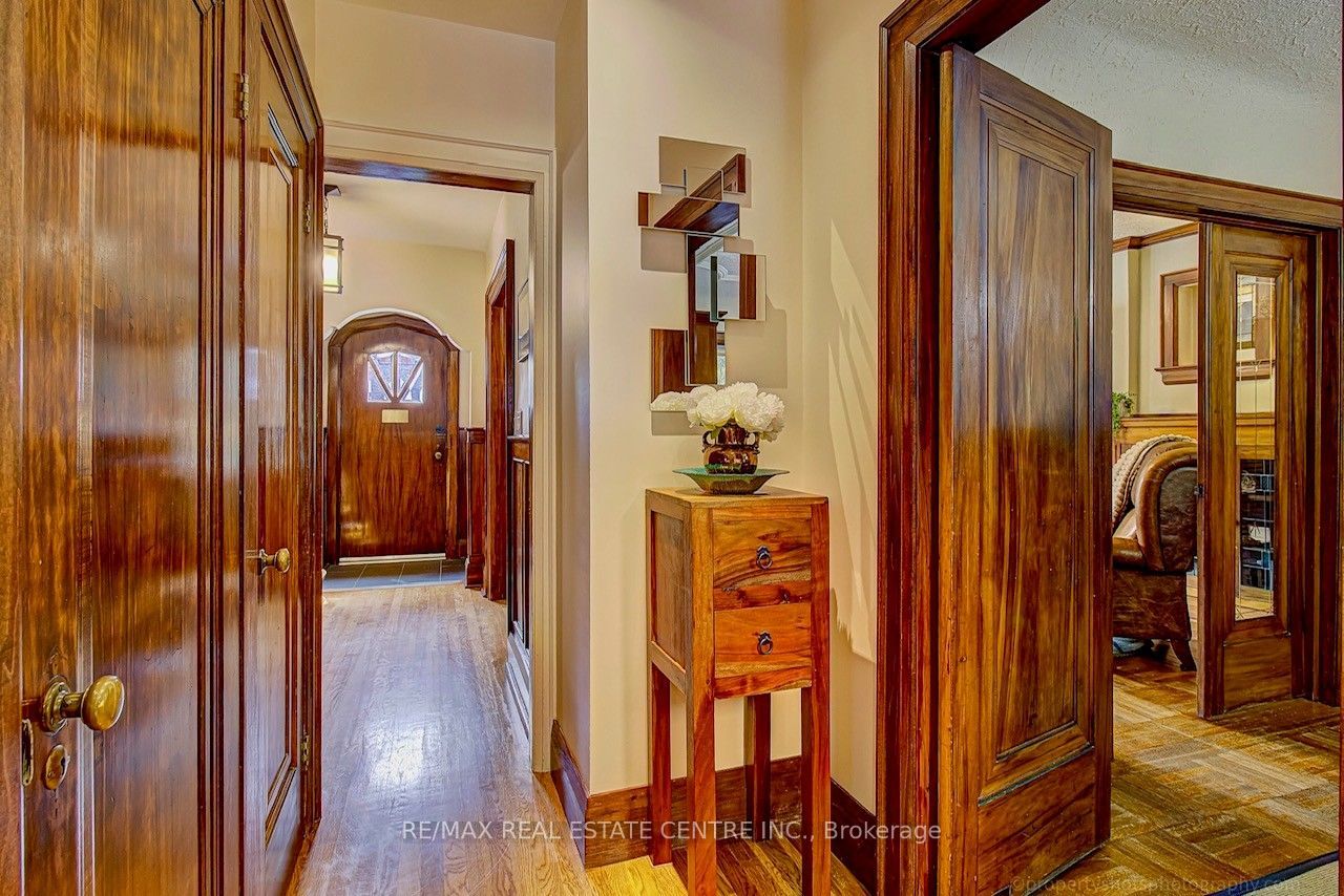 194 Lawrence Avenue E Property Photo 11