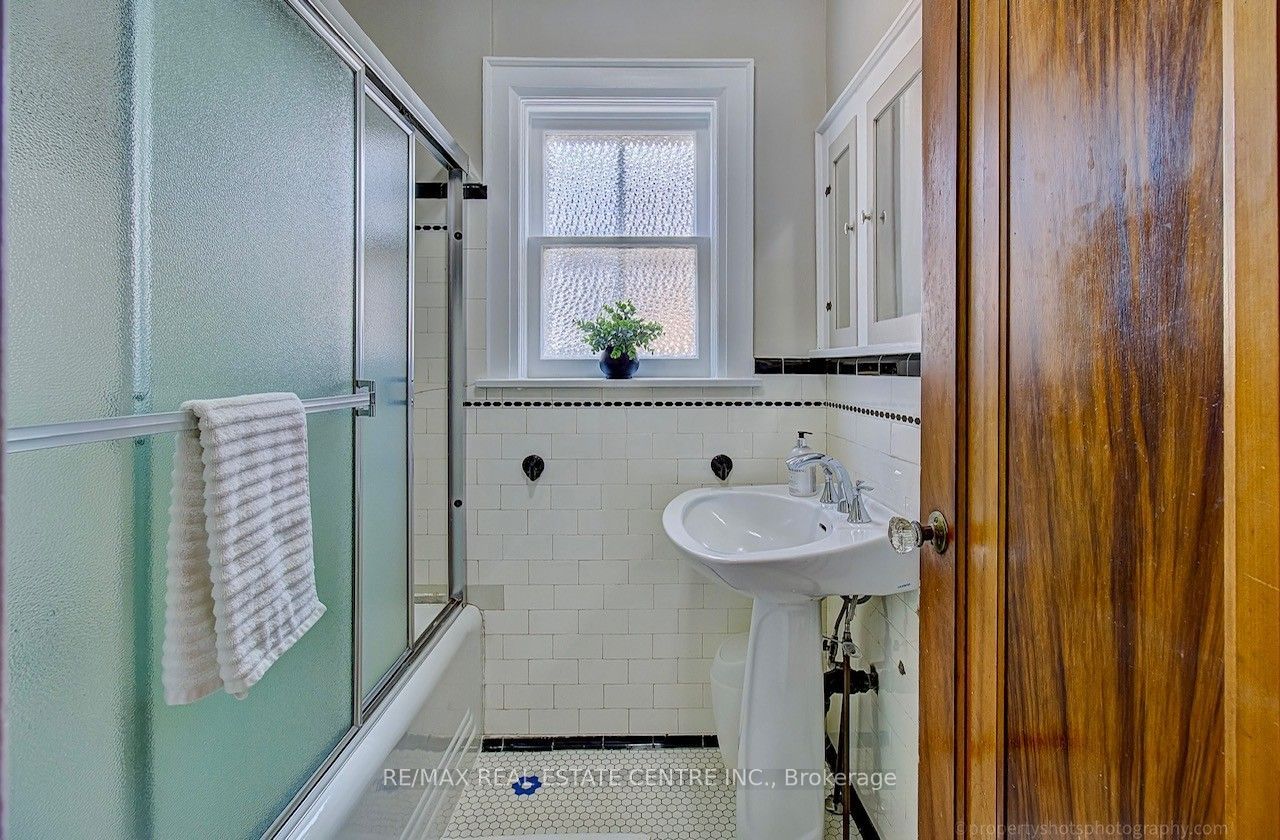 194 Lawrence Avenue E Property Photo 19