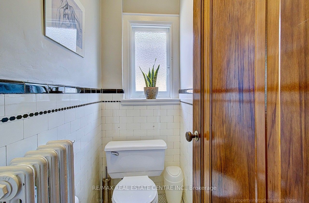 194 Lawrence Avenue E Property Photo 22
