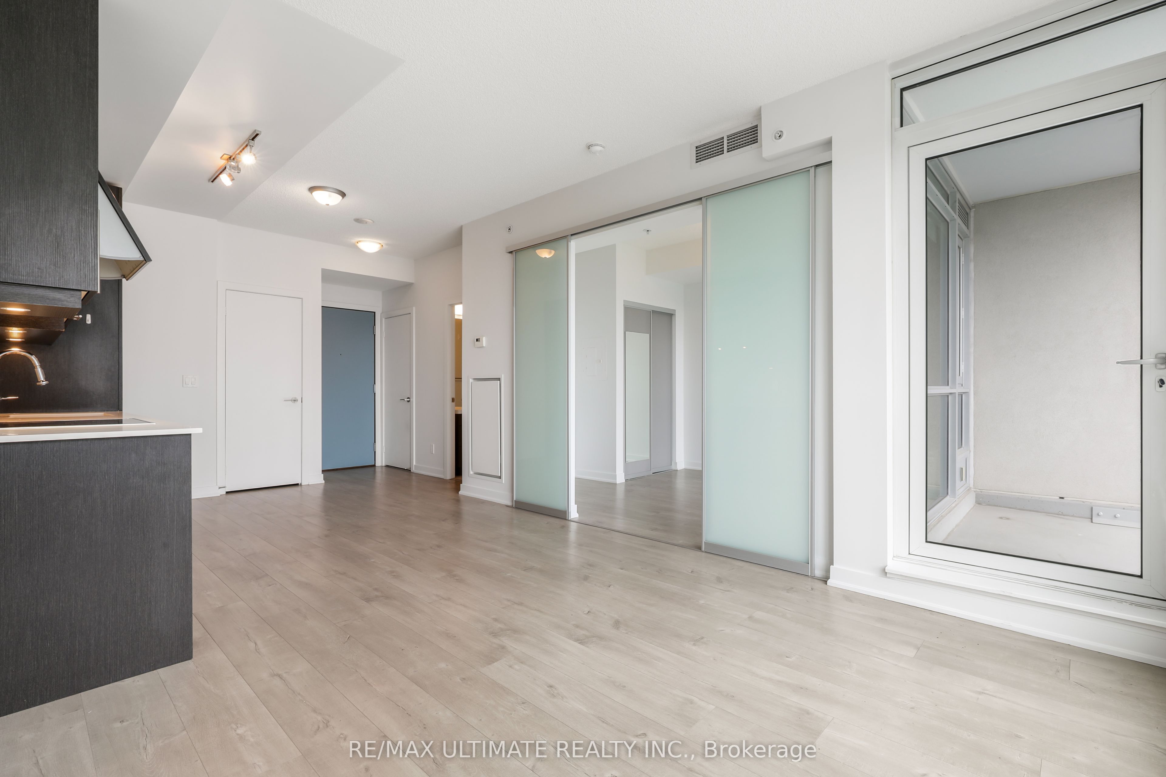 199 Richmond Street W 1408 Property Photo 4