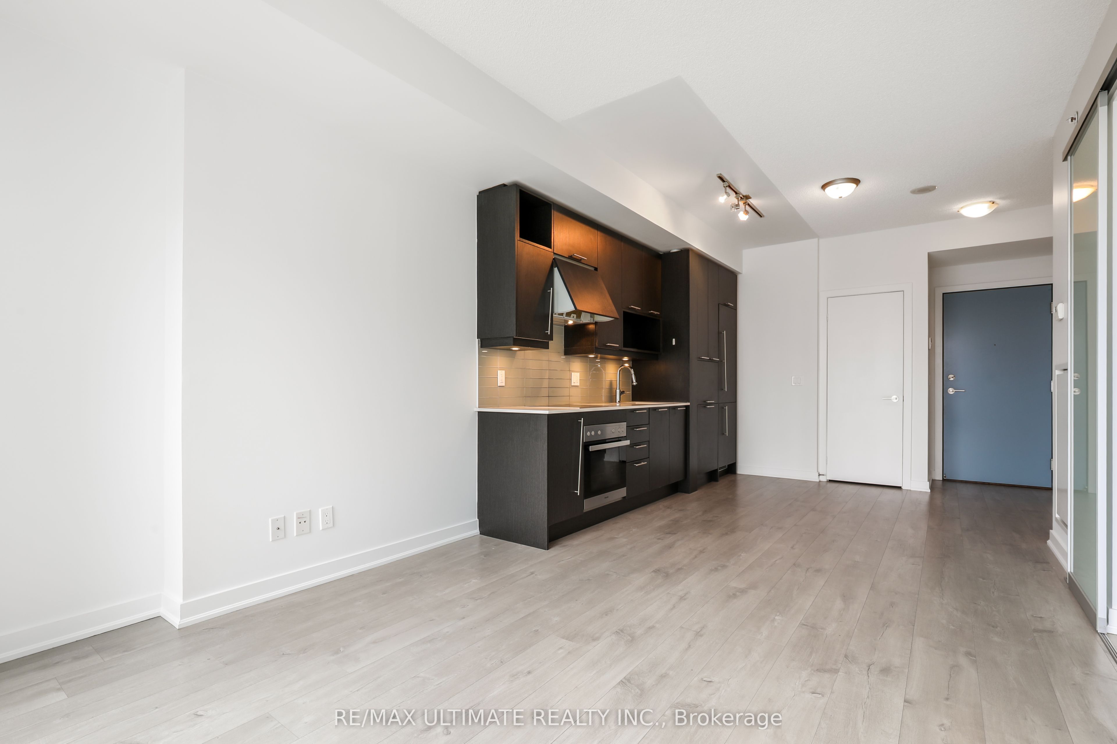 199 Richmond Street W 1408 Property Photo 5