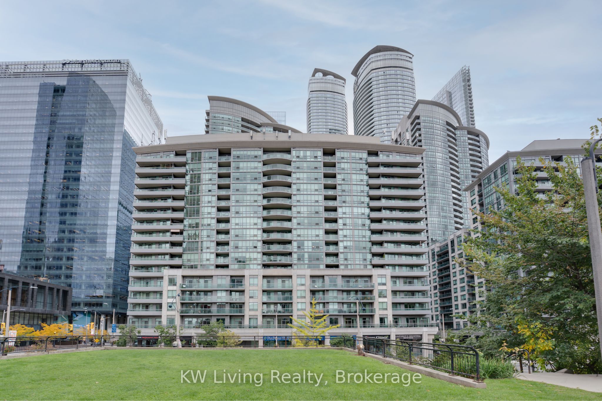 51 Lower Simcoe Street 1801 Property Photo 2