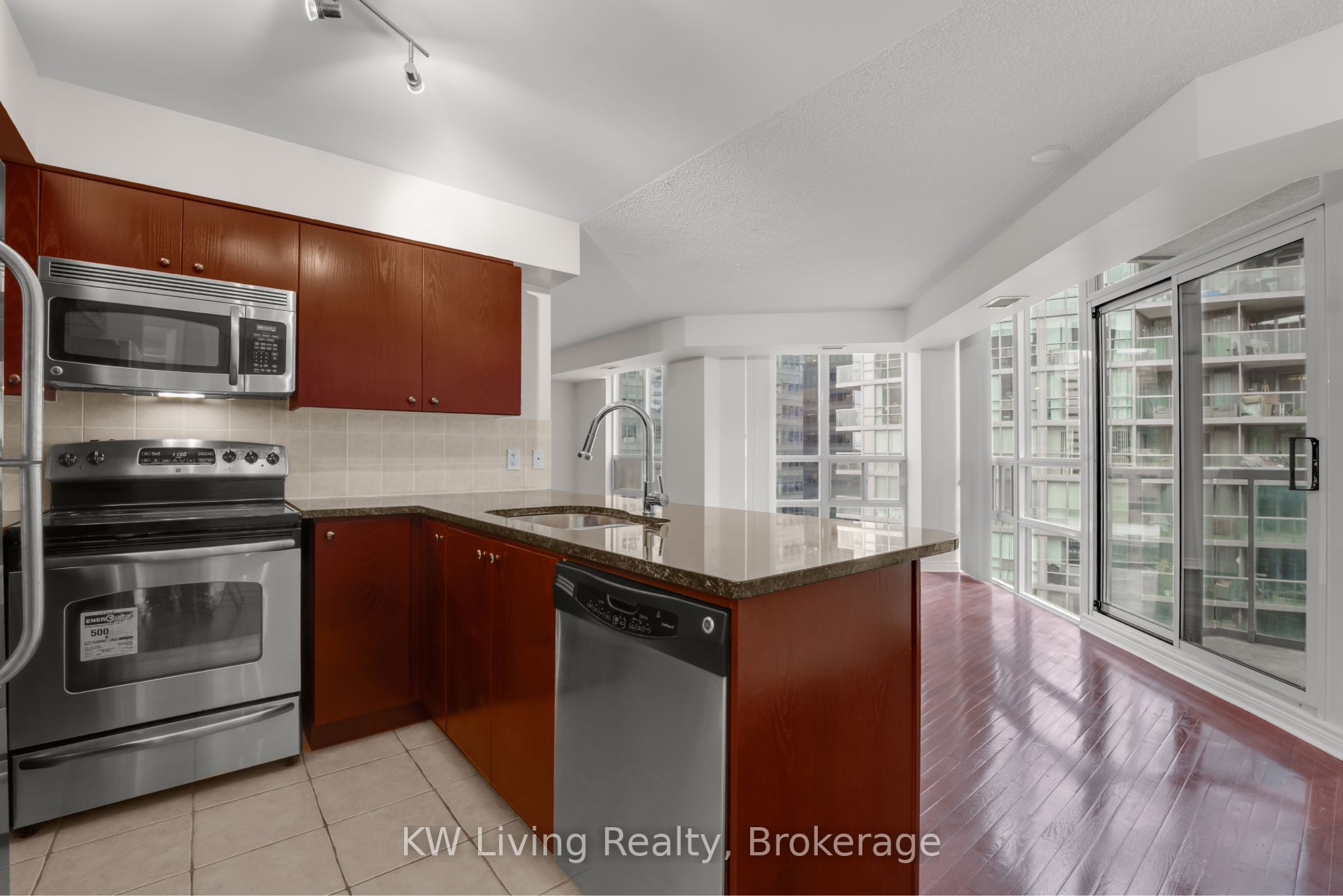 51 Lower Simcoe Street 1801 Property Photo 8