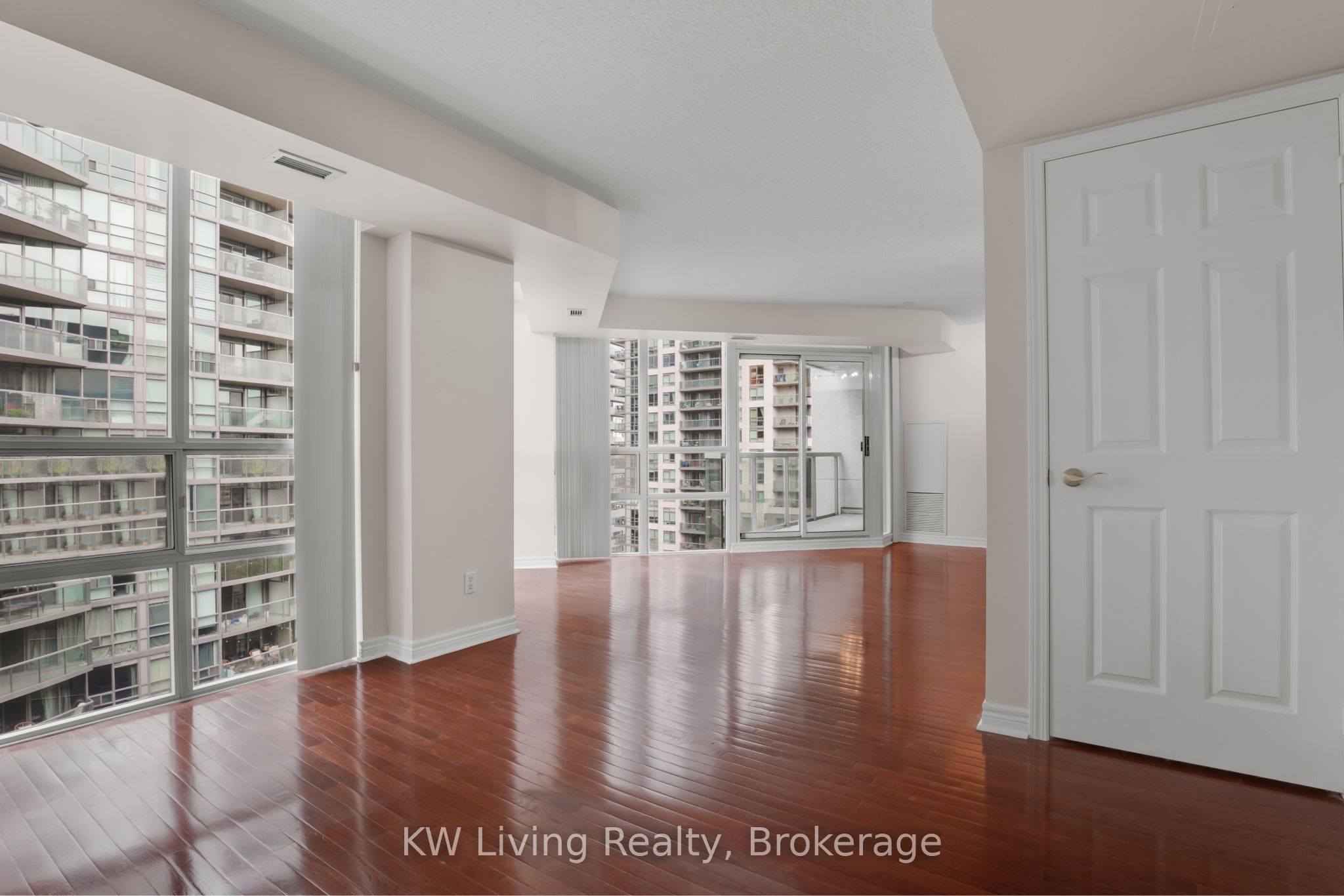 51 Lower Simcoe Street 1801 Property Photo 20