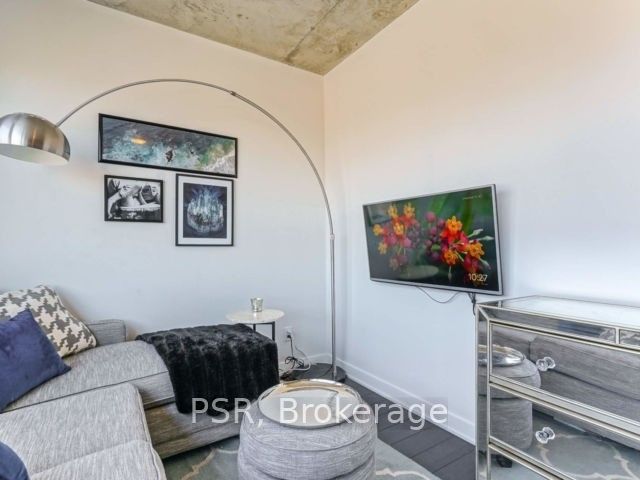 400 Wellington Street W 902 Property Photo 2