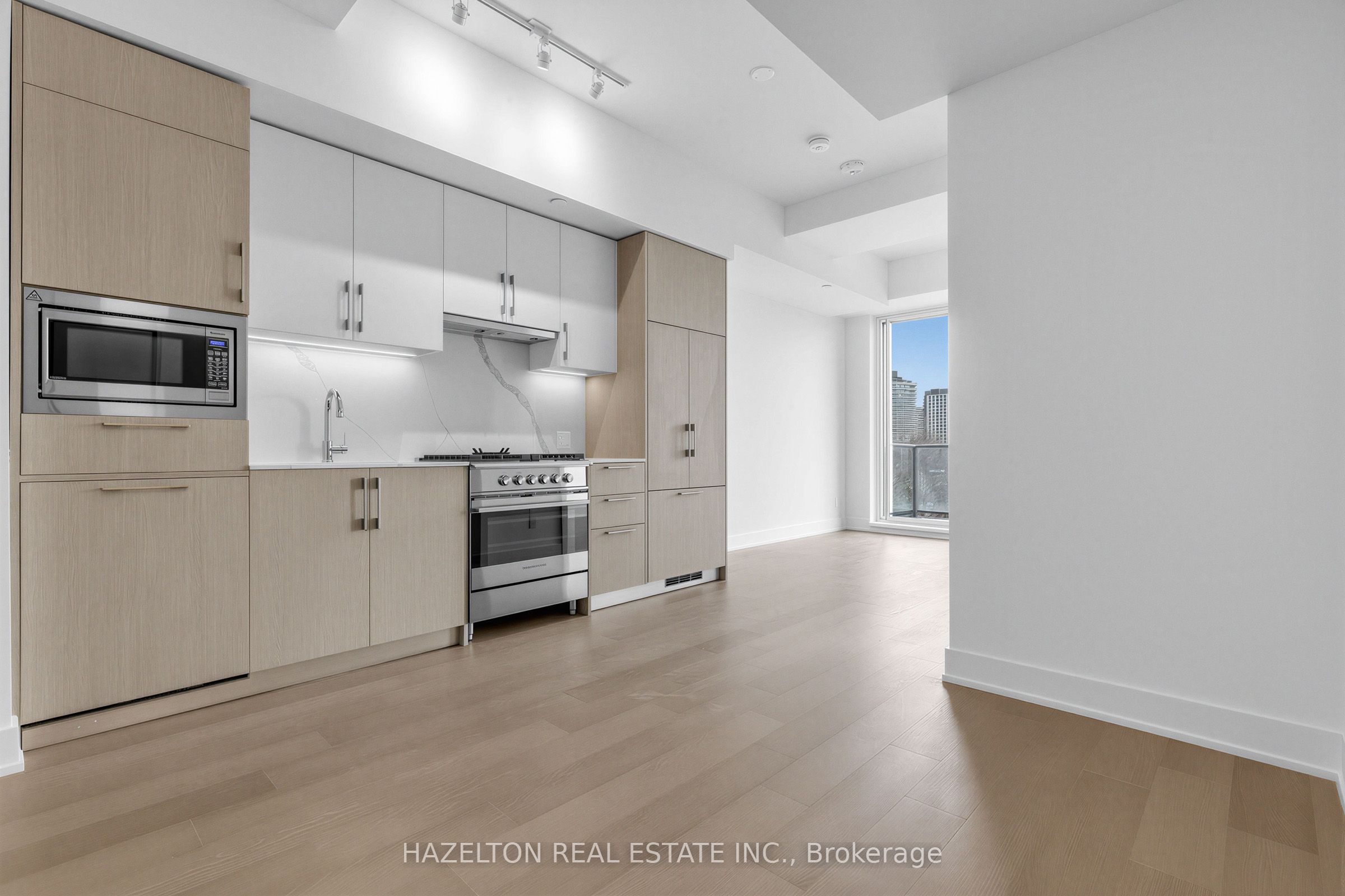 8 Manor Road W 705 Property Photo 1