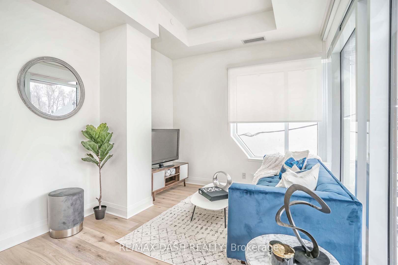 151 Avenue Road 205 Property Photo 10