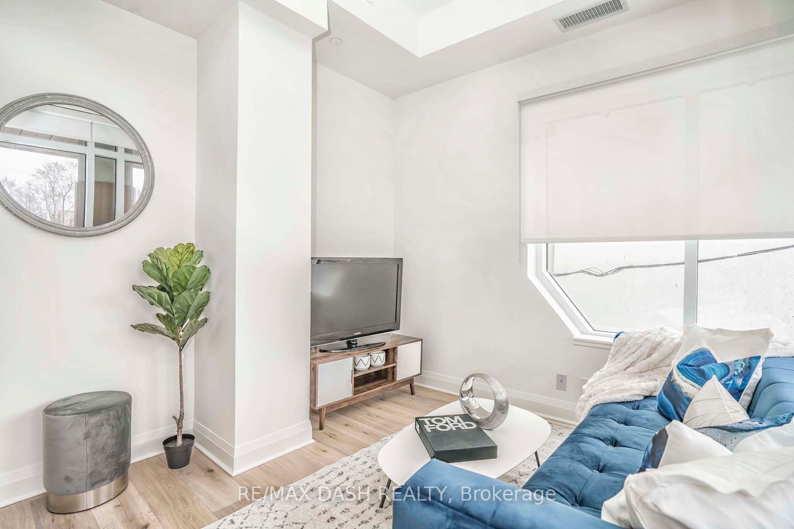 151 Avenue Road 205 Property Photo 12