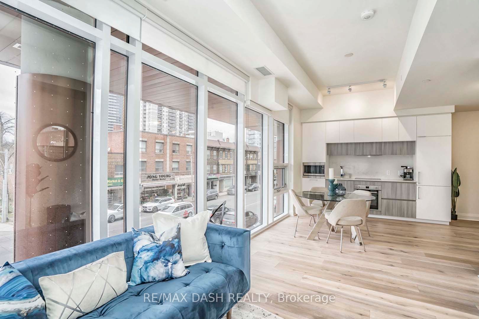 151 Avenue Road 205 Property Photo 15