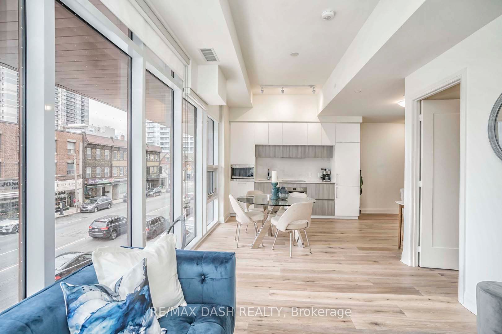 151 Avenue Road 205 Property Photo 16