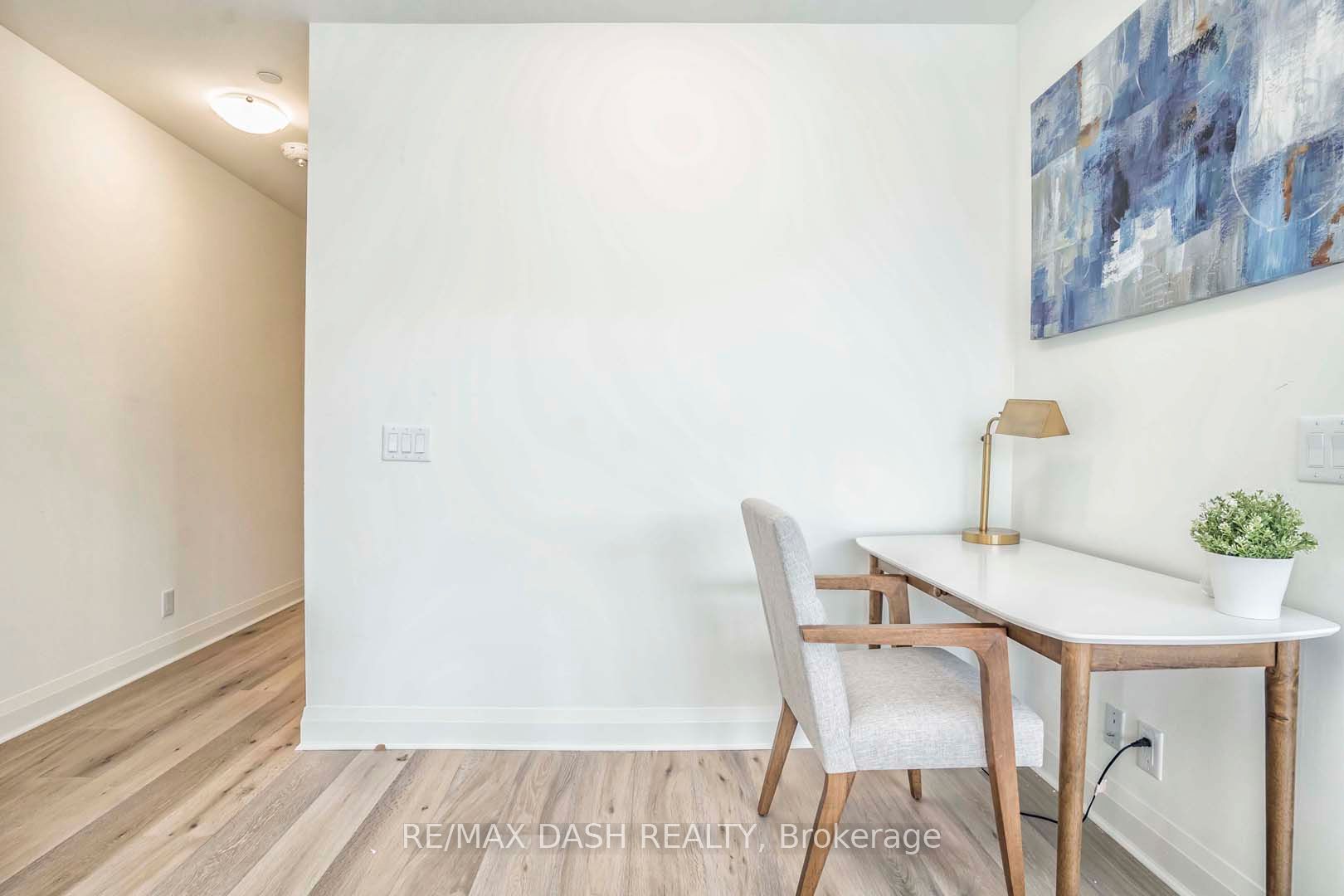 151 Avenue Road 205 Property Photo 23