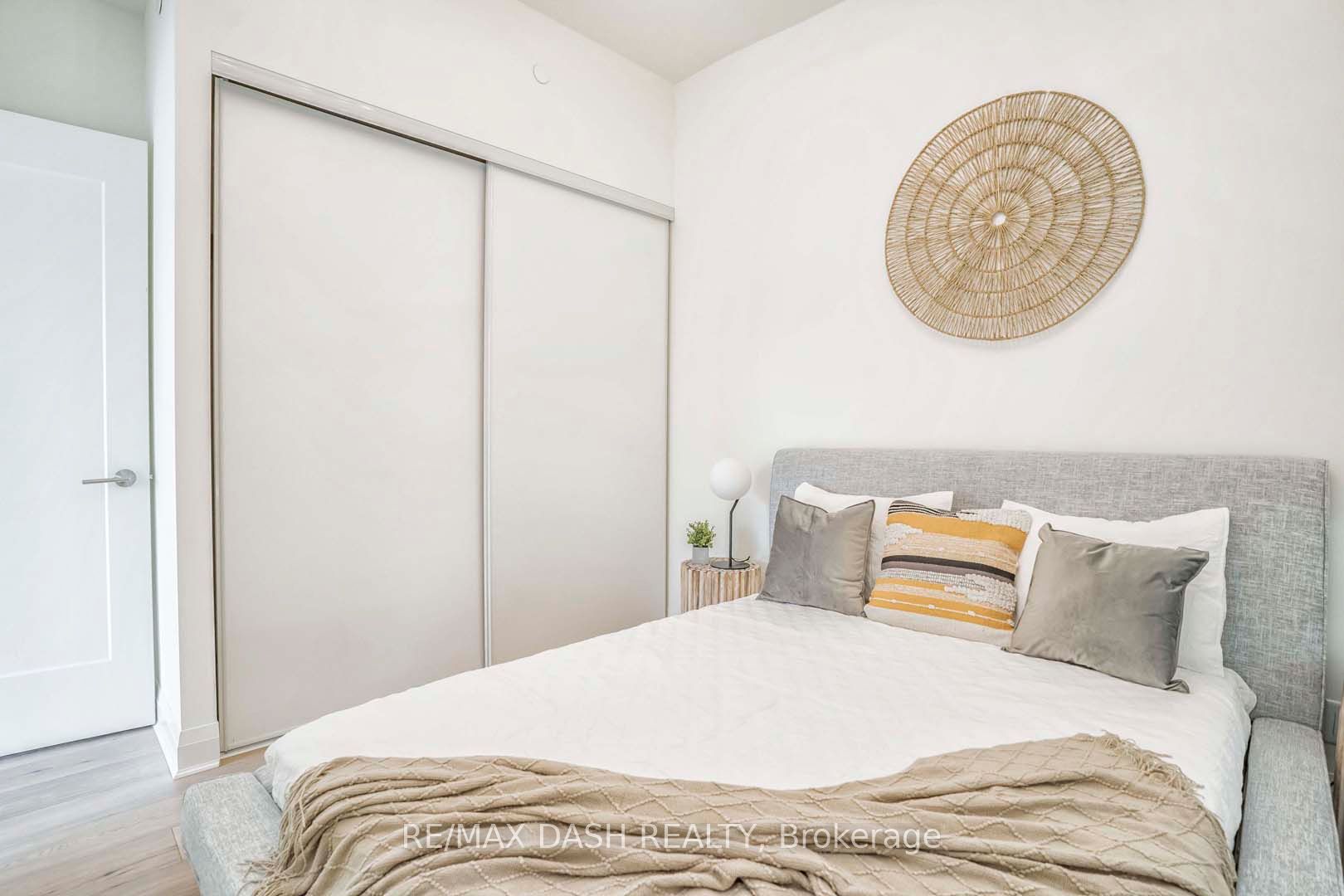 151 Avenue Road 205 Property Photo 25