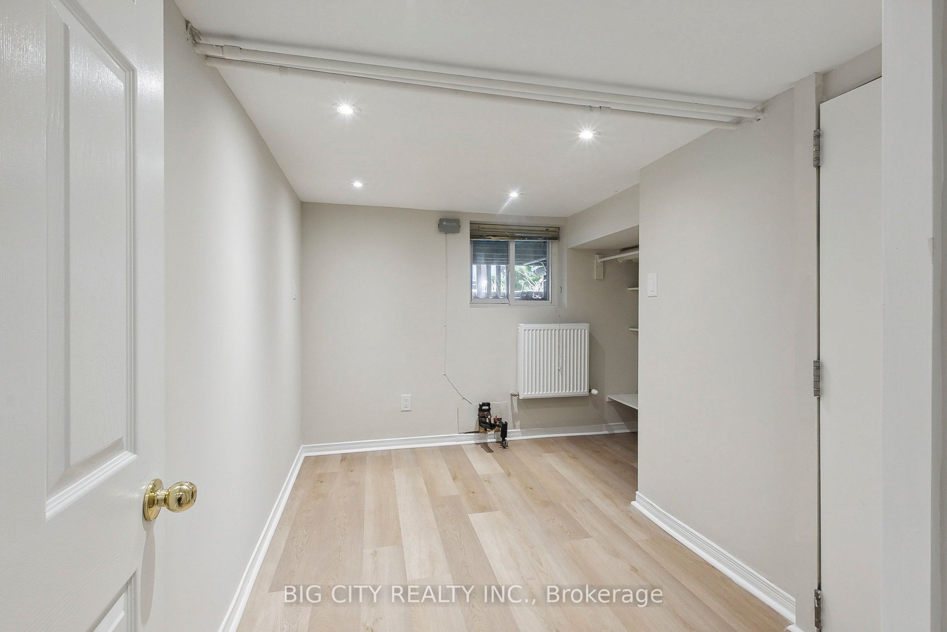 178 Douglas Avenue N Lower Property Photo 11