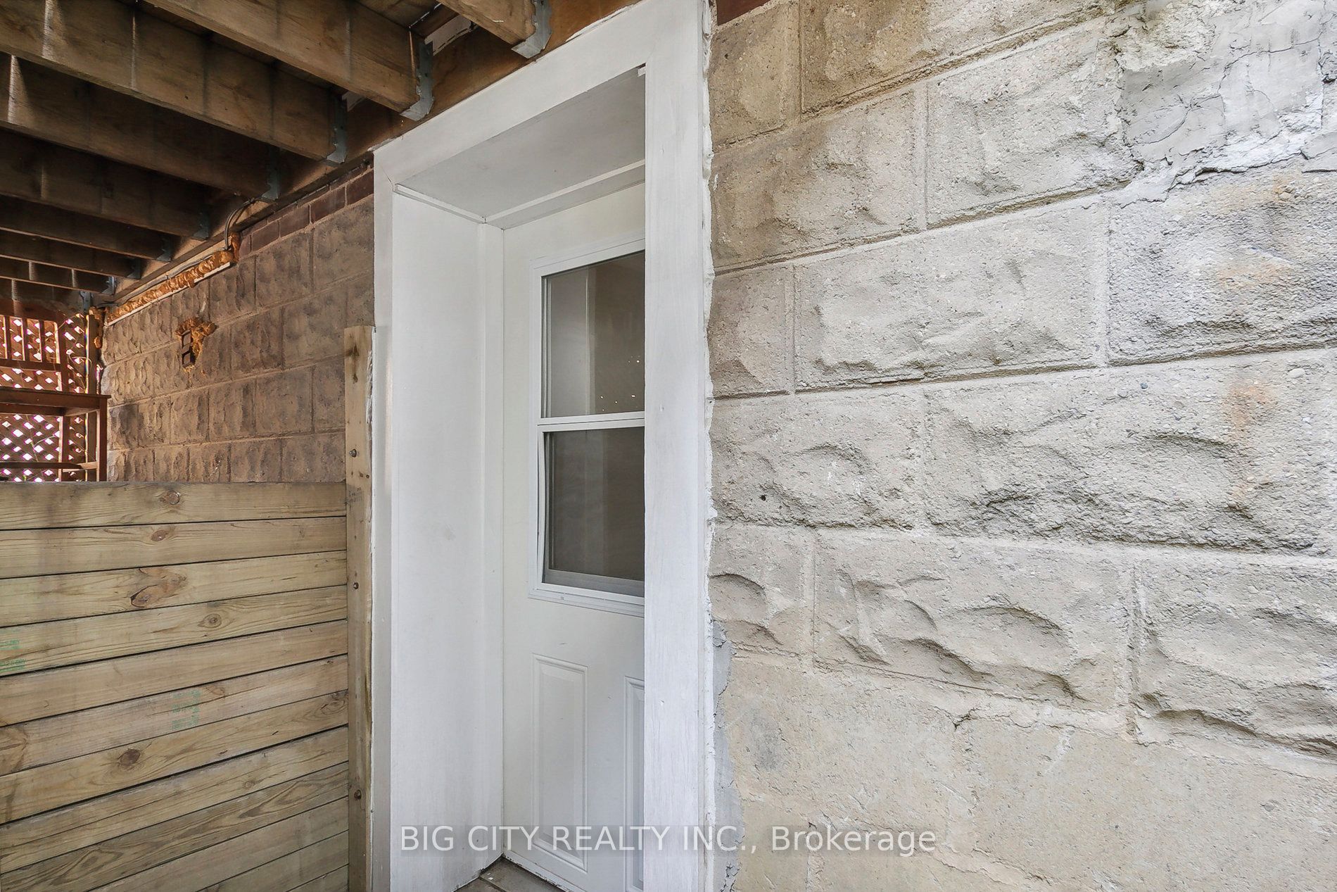 178 Douglas Avenue N Lower Property Photo 18