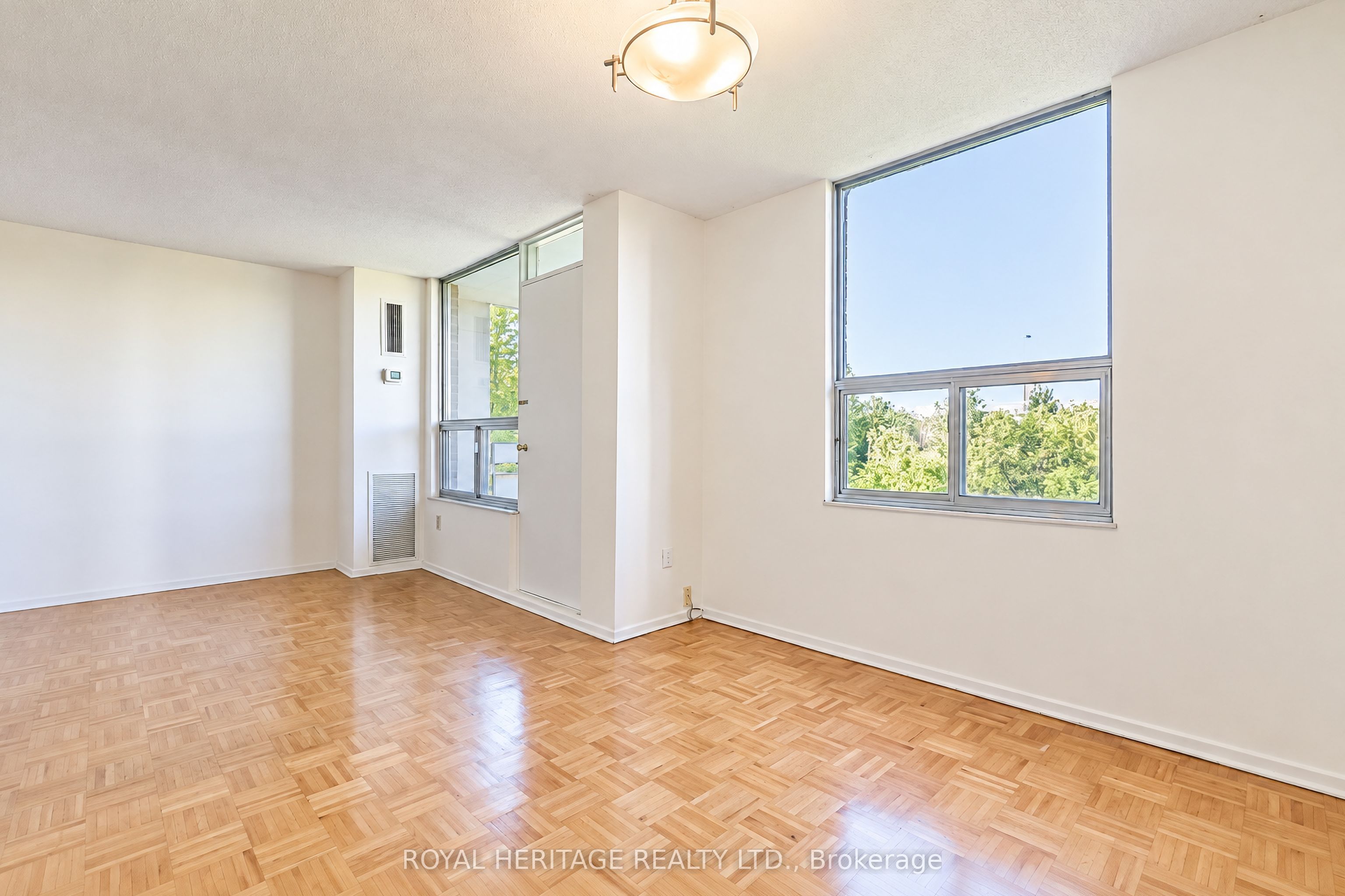 10 Edgecliff Golfway 603 Property Photo 16