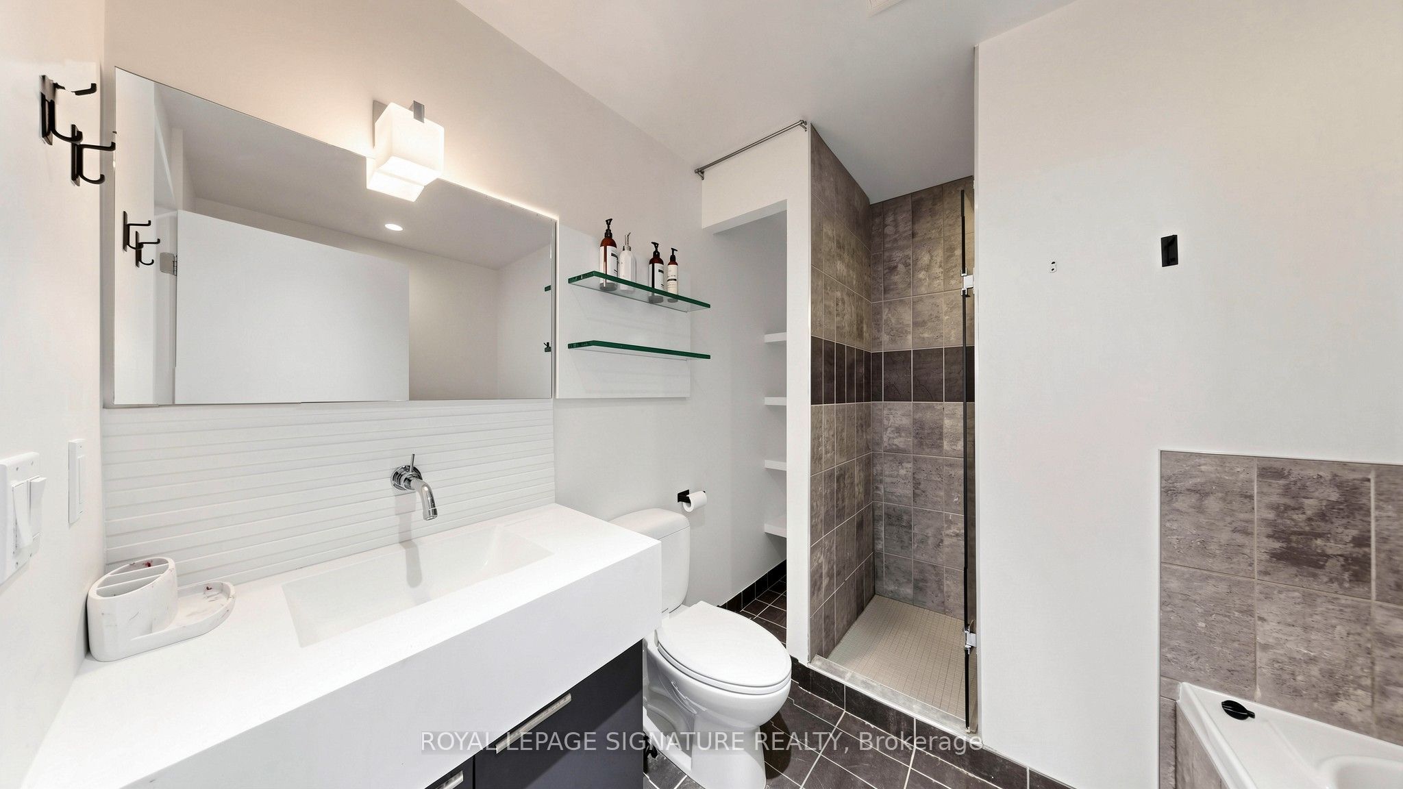 552 Wellington Street W 1305 Property Photo 24
