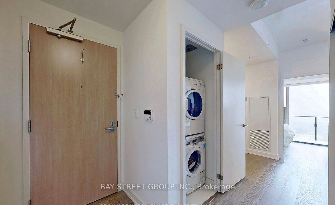 11 Wellesley Street W 3306 Property Photo 4