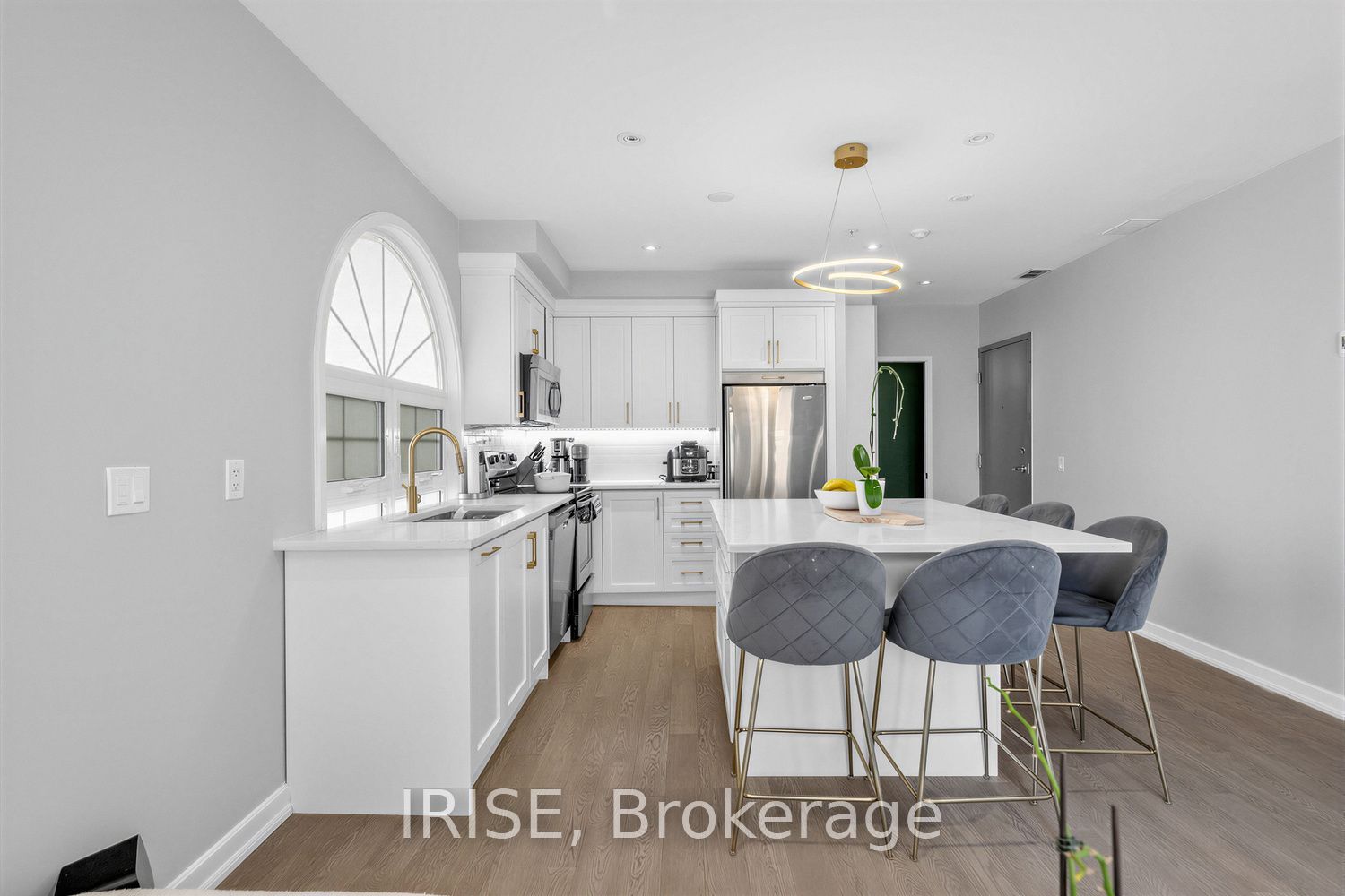 539 Jarvis Street Ph8 Property Photo 4