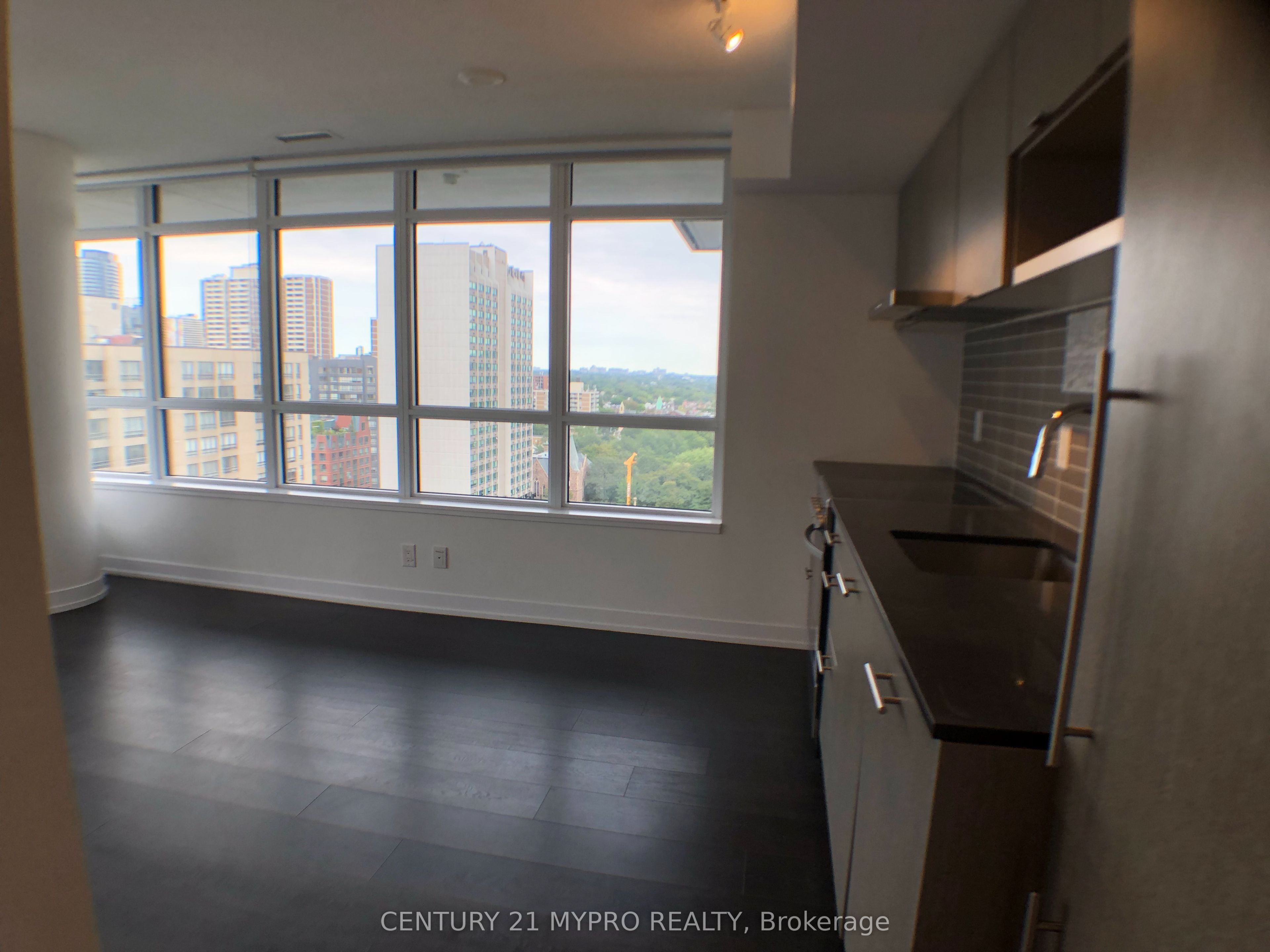 365 Church Street 1605 Property Photo 4