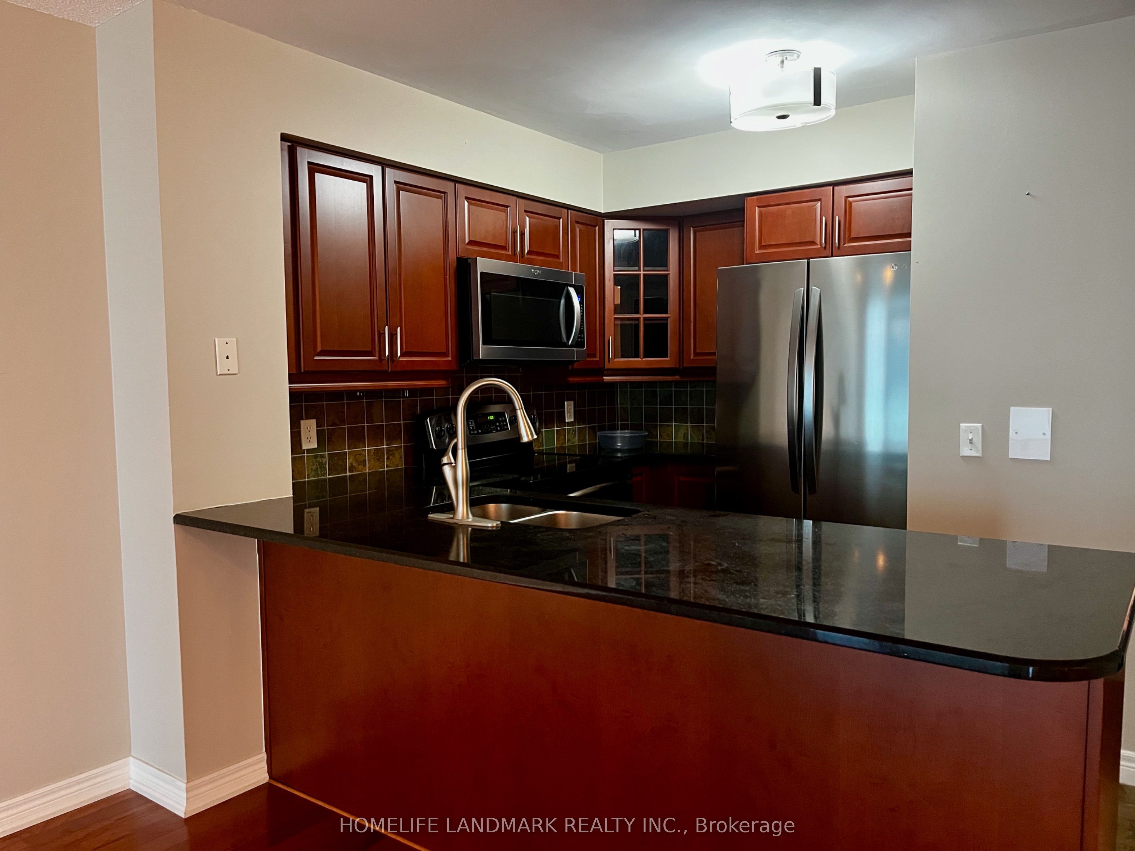 30 Grand Trunk Crescent 1708 Property Photo 2