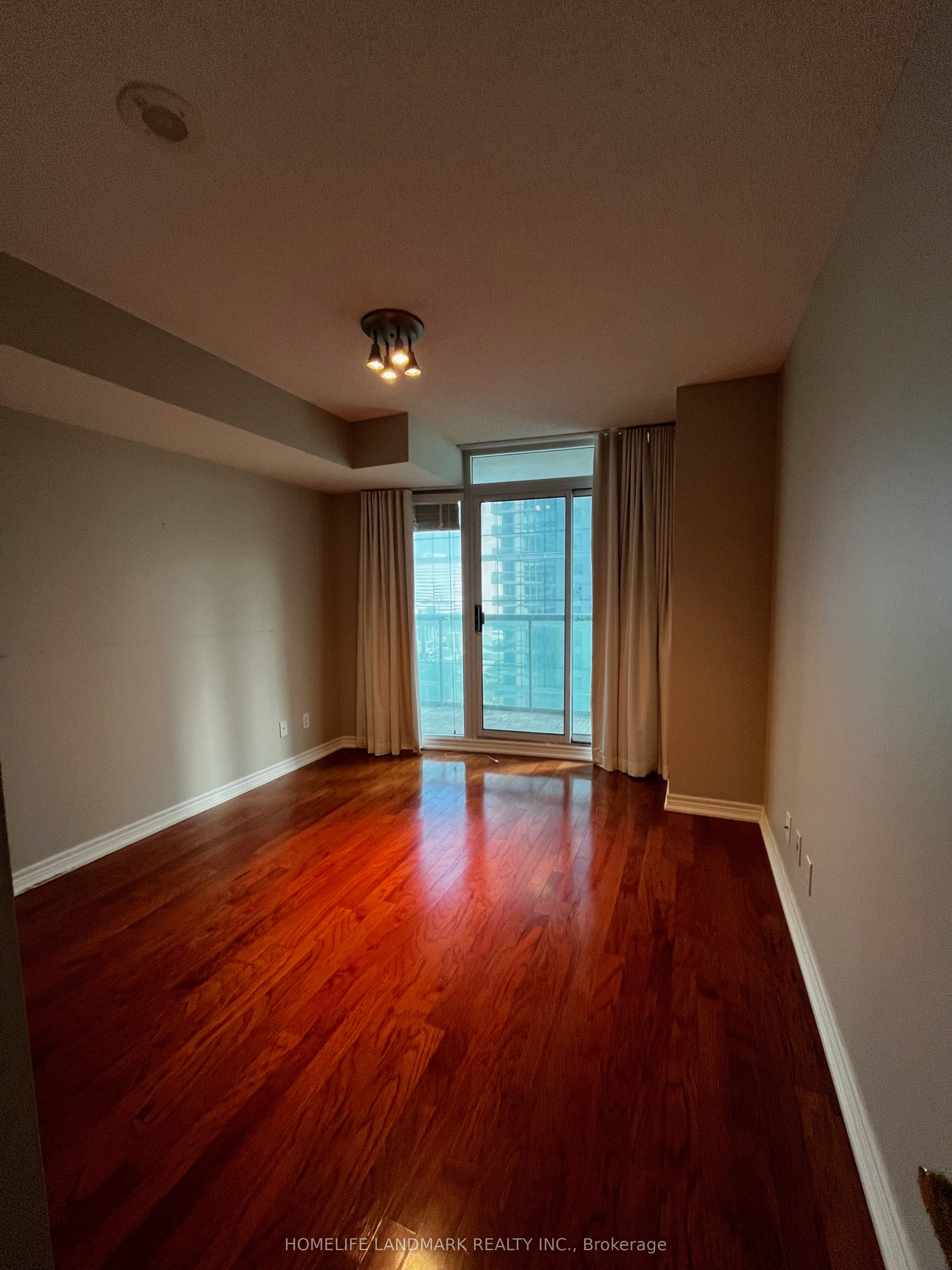 30 Grand Trunk Crescent 1708 Property Photo 3
