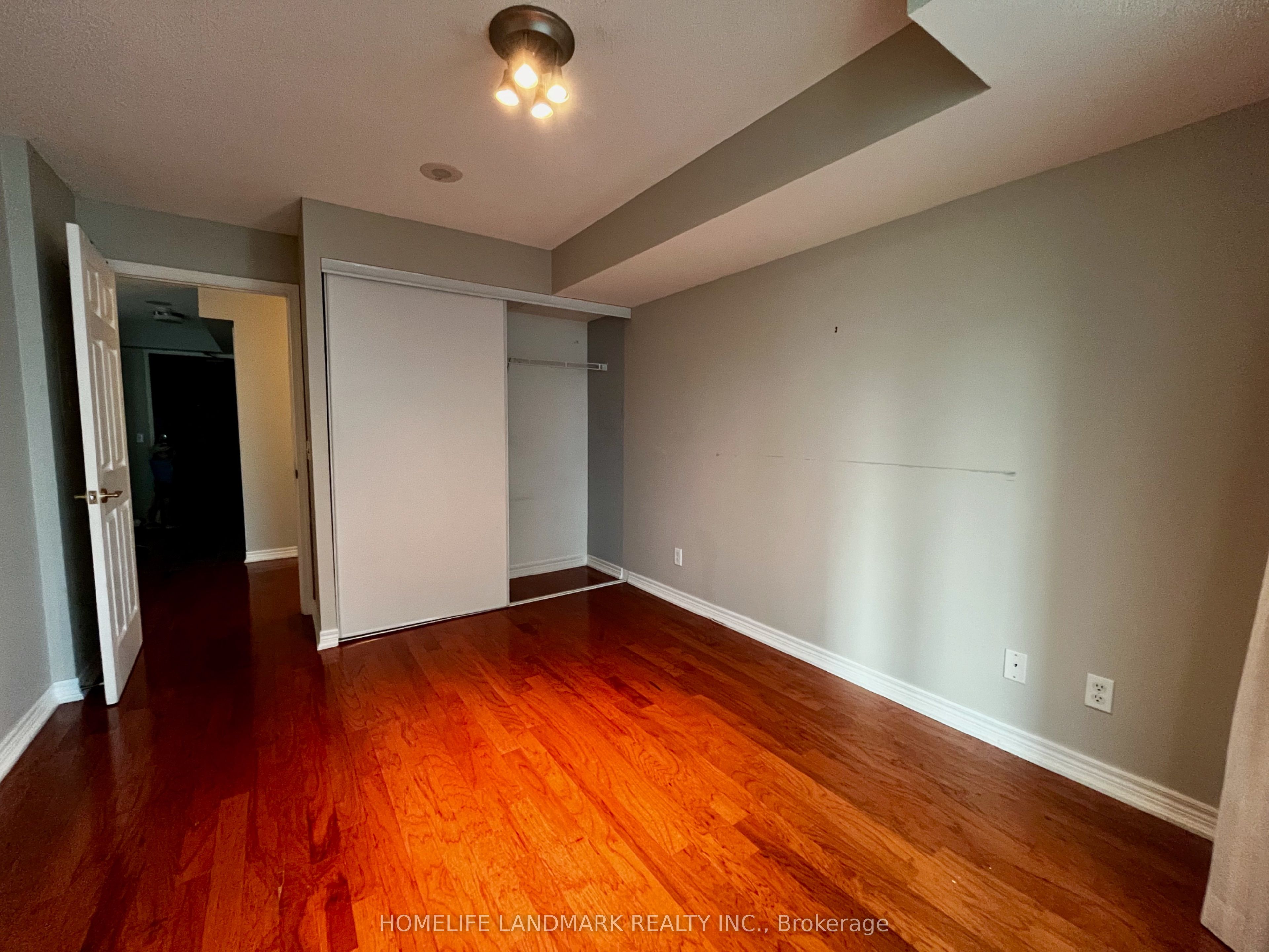 30 Grand Trunk Crescent 1708 Property Photo 4