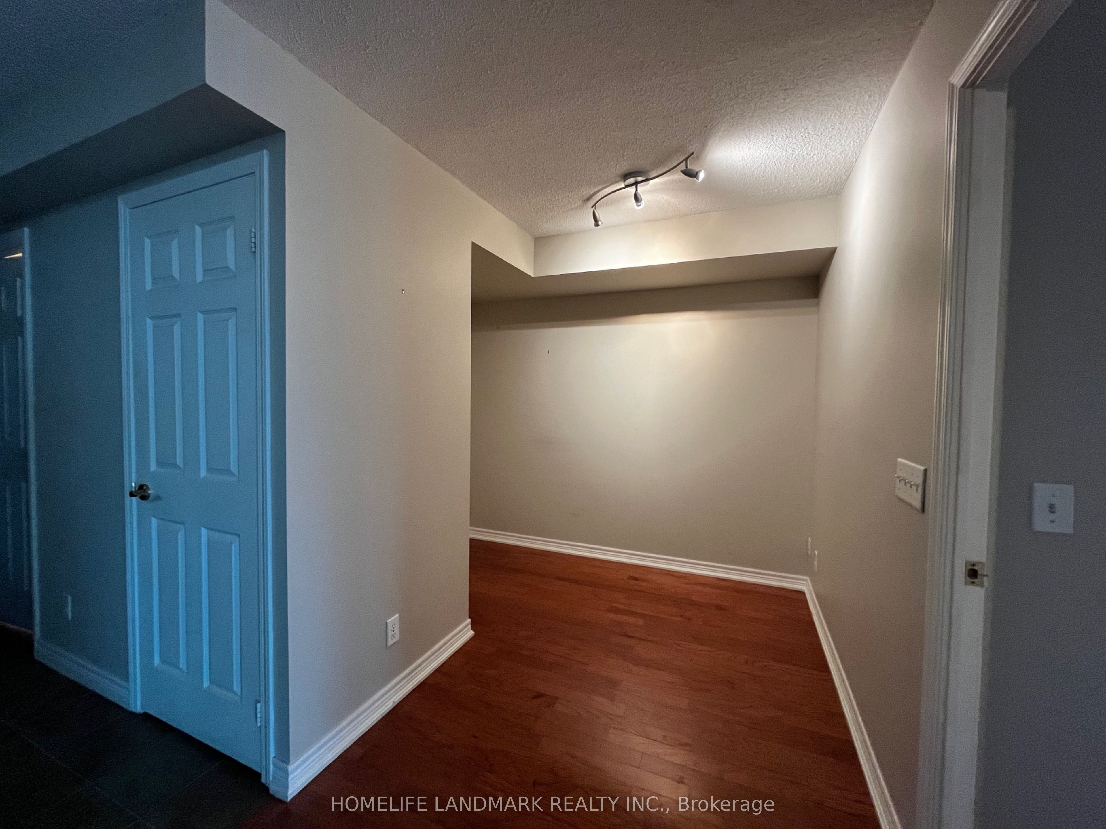 30 Grand Trunk Crescent 1708 Property Photo 5